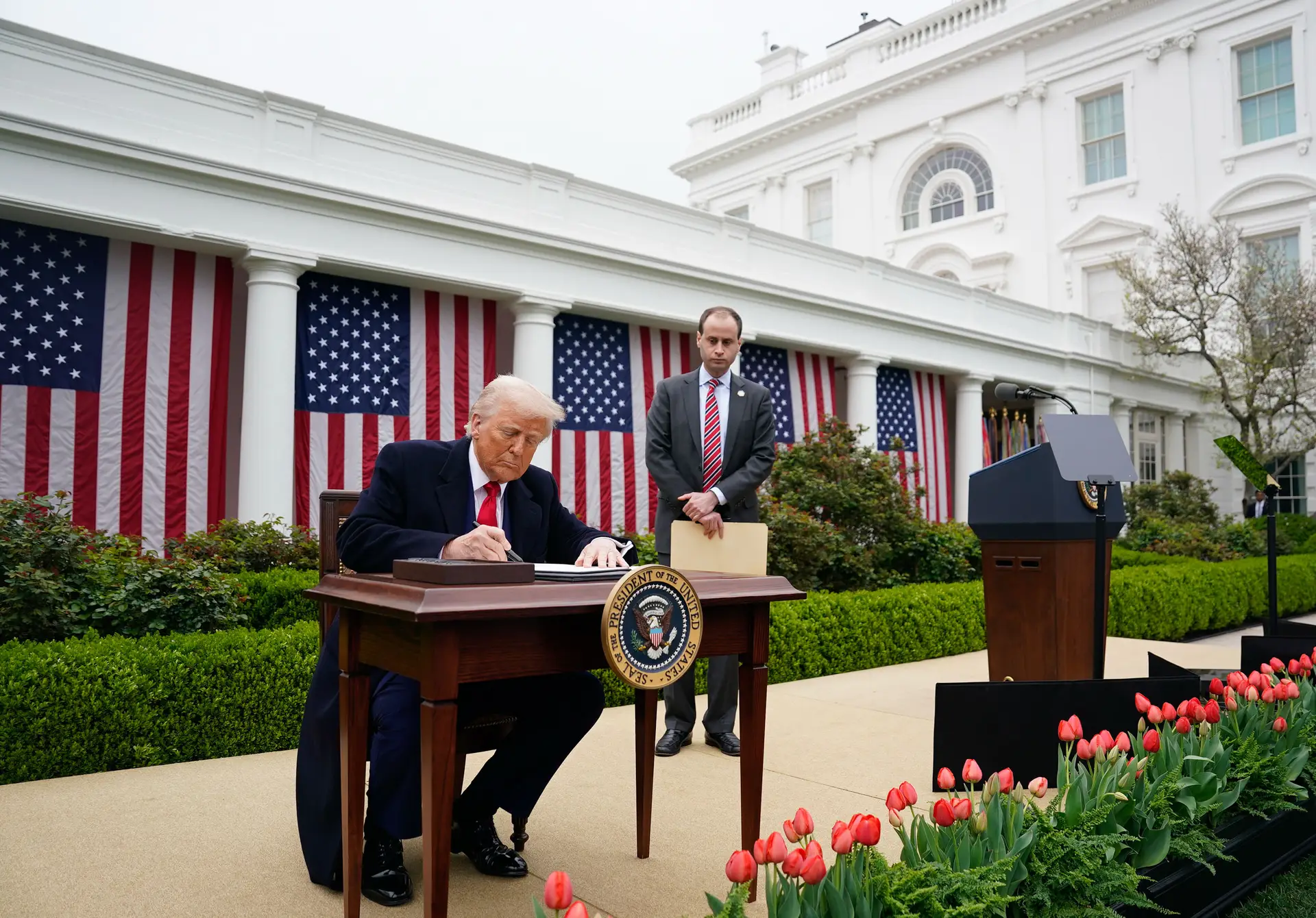 Trump começa guerra mundial de tarifas nos jardins da Casa Branca: “É uma ação sem precedentes de coação económica unilateral”