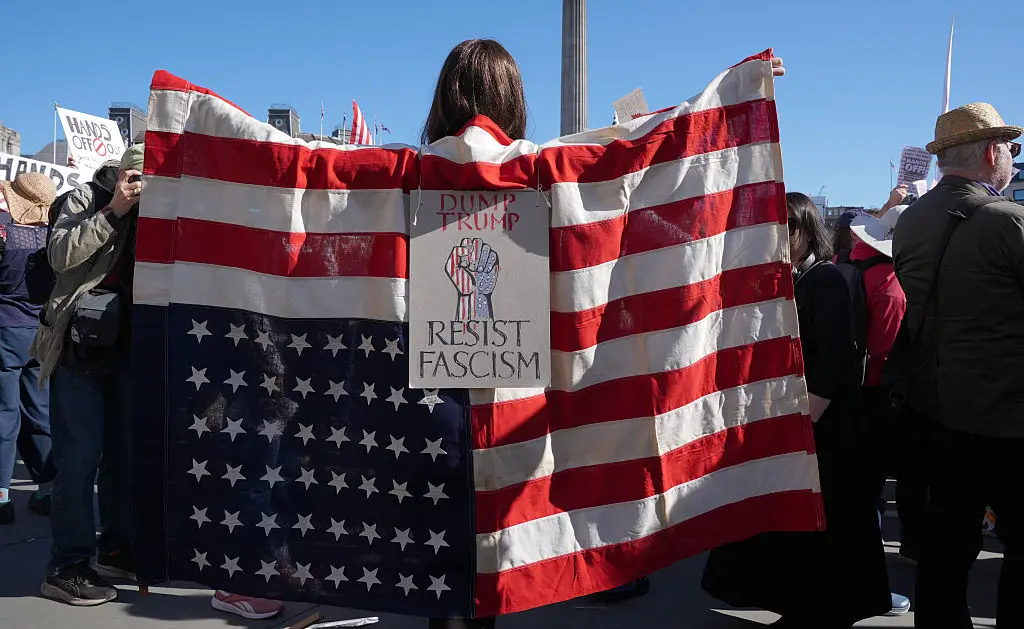 "Resista à tirania de Trump": protesto em Paris apela ao boicote de produtos e veículos dos EUA