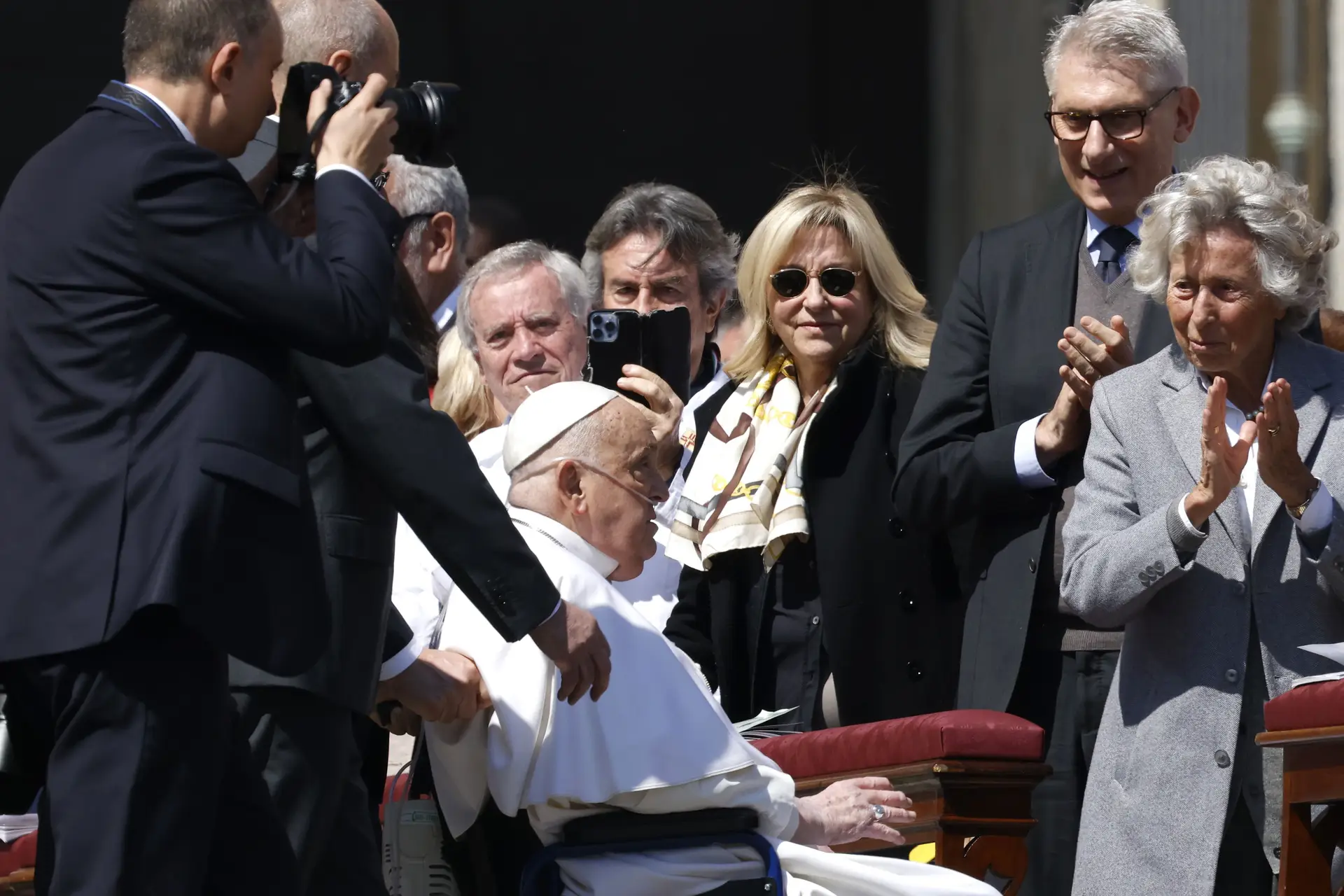 Papa Francisco apareceu na Praça de São Pedro, duas semanas após ter recebido alta