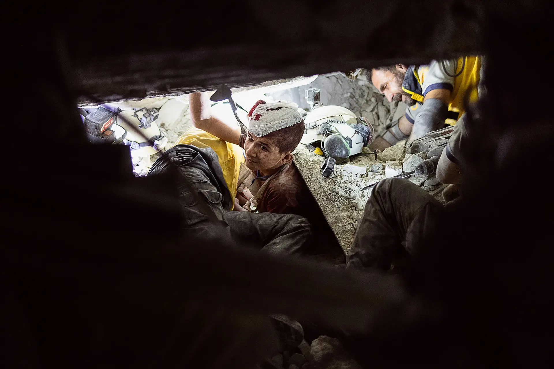 Colunas vertebrais, bacias, fémures, dentições: na Síria, os Capacetes Brancos buscam o rasto da destruição de Bashar al-Assad há uma década