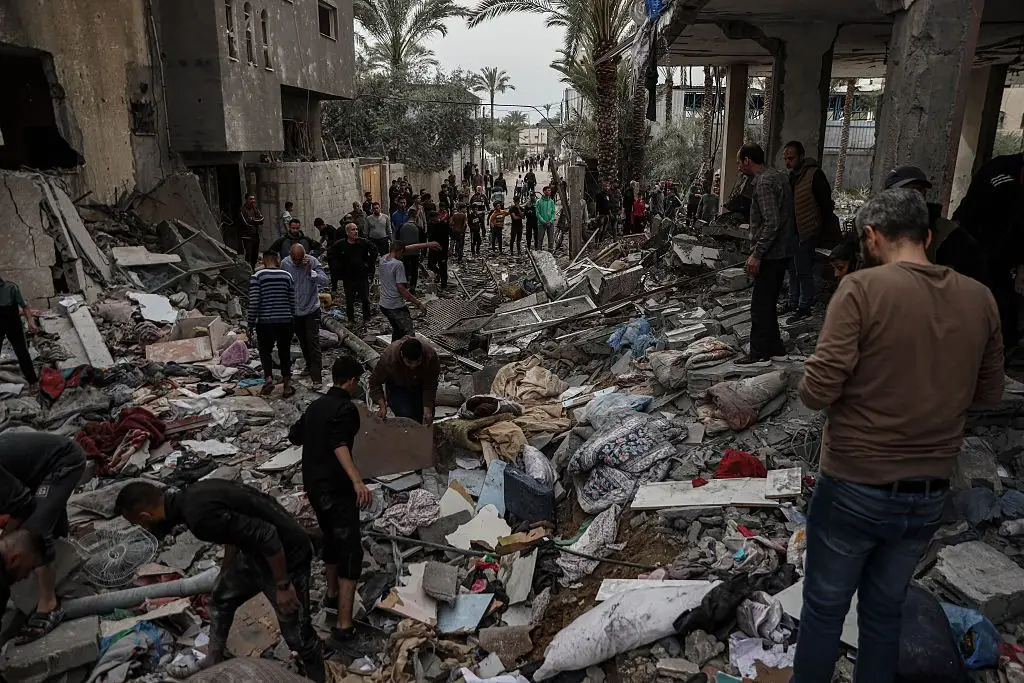 Operações de busca e salvamento em Deir Al Balah, na Faixa de Gaza, após um ataque israelita a 6 de abril