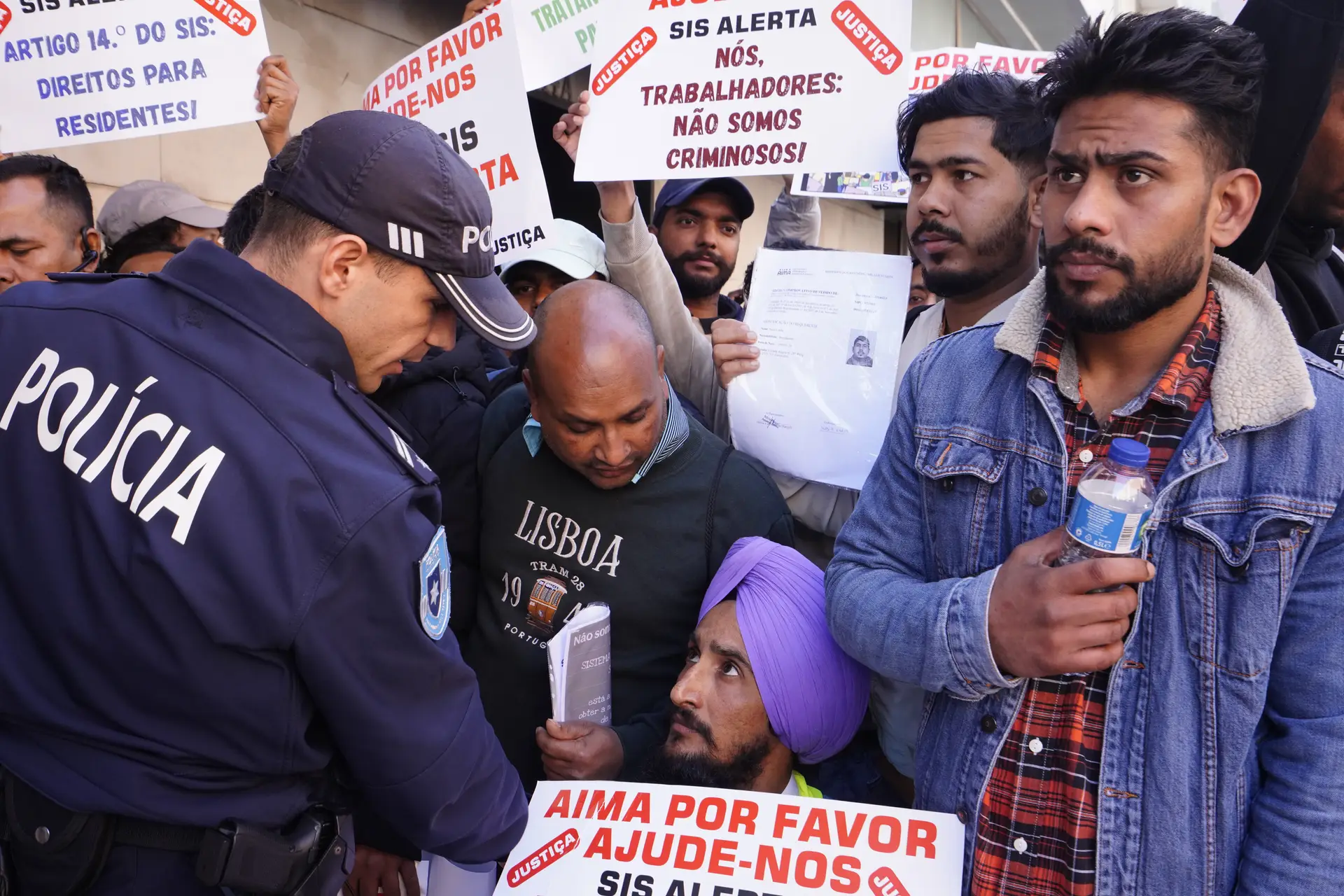Manifestação de imigrantes junto à AIMA, em Lisboa