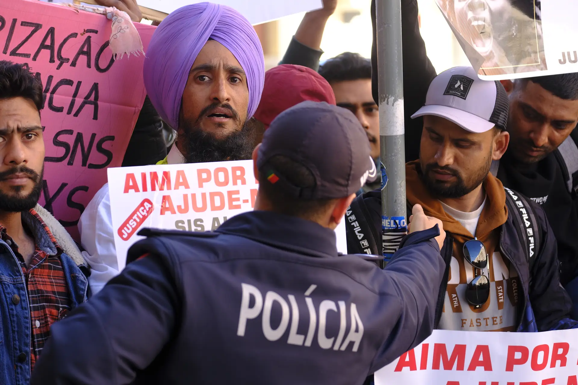 Manifestação de imigrantes junto à AIMA, em Lisboa