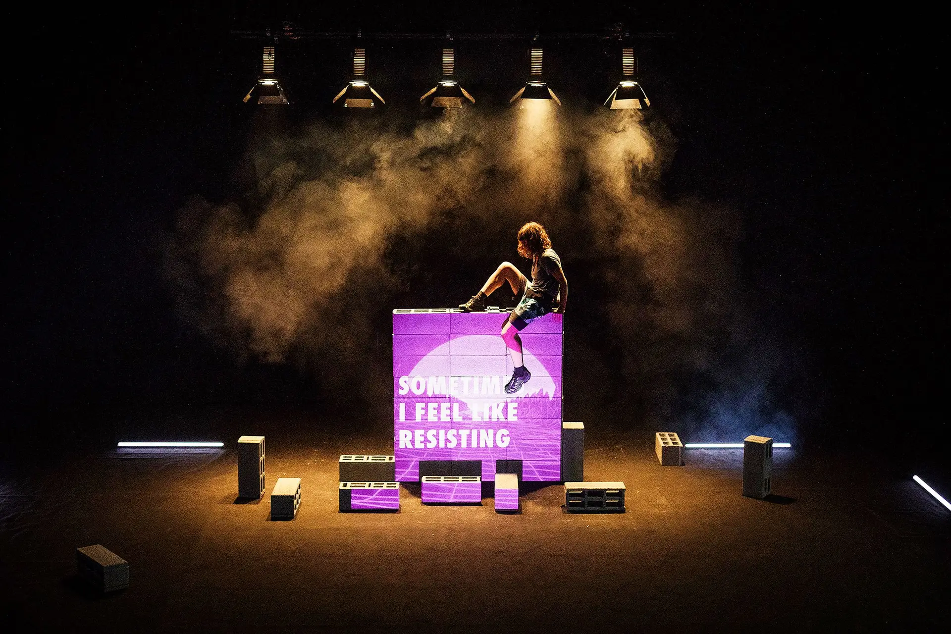 A bailarina e coreógrafa grega Katerina Andreou apresenta “Mourn Baby Mourn”, uma peça coreográfica e sonora