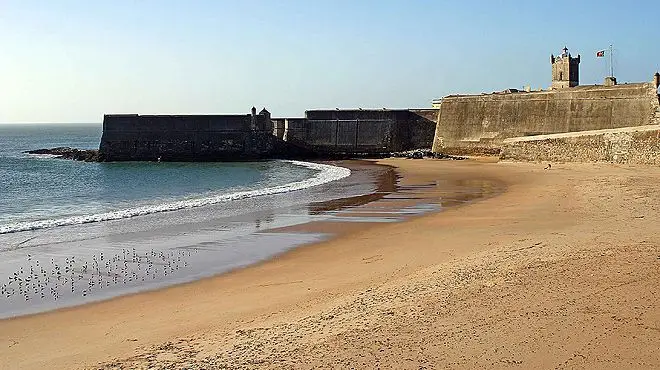 Mancha de combustível no rio Tejo contida: derrame de 400 litros interditou várias praias