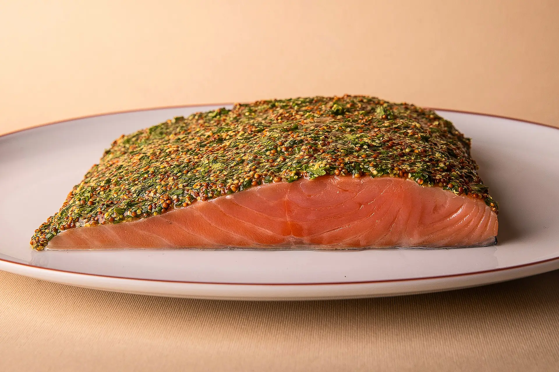 Salmão marinado: dezanove horas no frio e trinta minutos ao lume, para desaparecer do prato em segundos