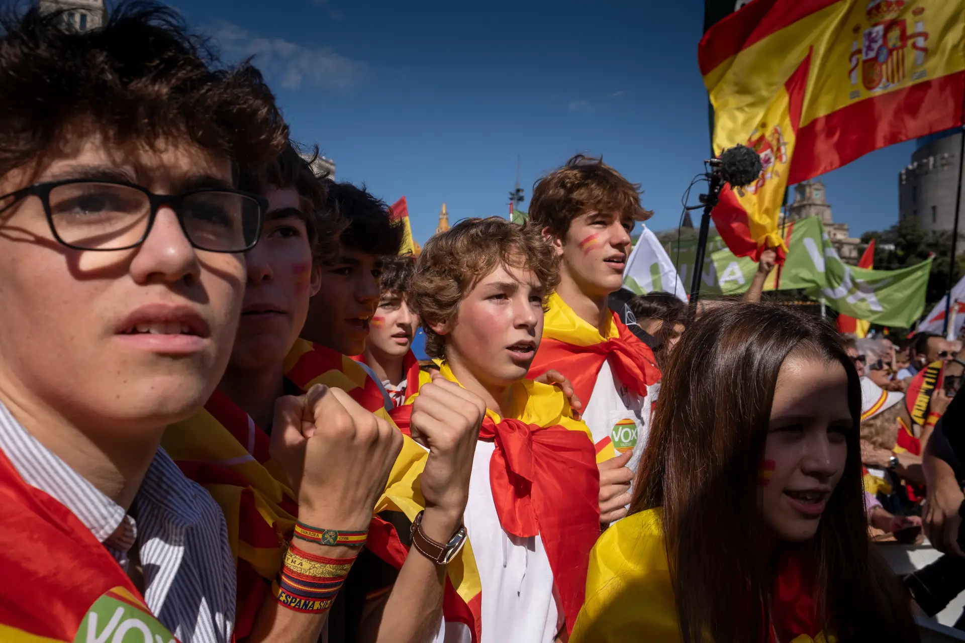 Jovens apoiantes do partido Vox, em Espanha