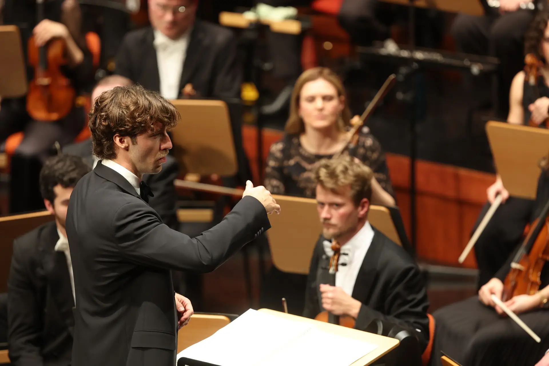 O maestro Lorenzo Viotti a conduzir a Orquestra Gulbenkian em “Pelléas e Mélisande”, de Arnold Schoenberg, e “A Sereia”, de Alexander von Zemlinsky
