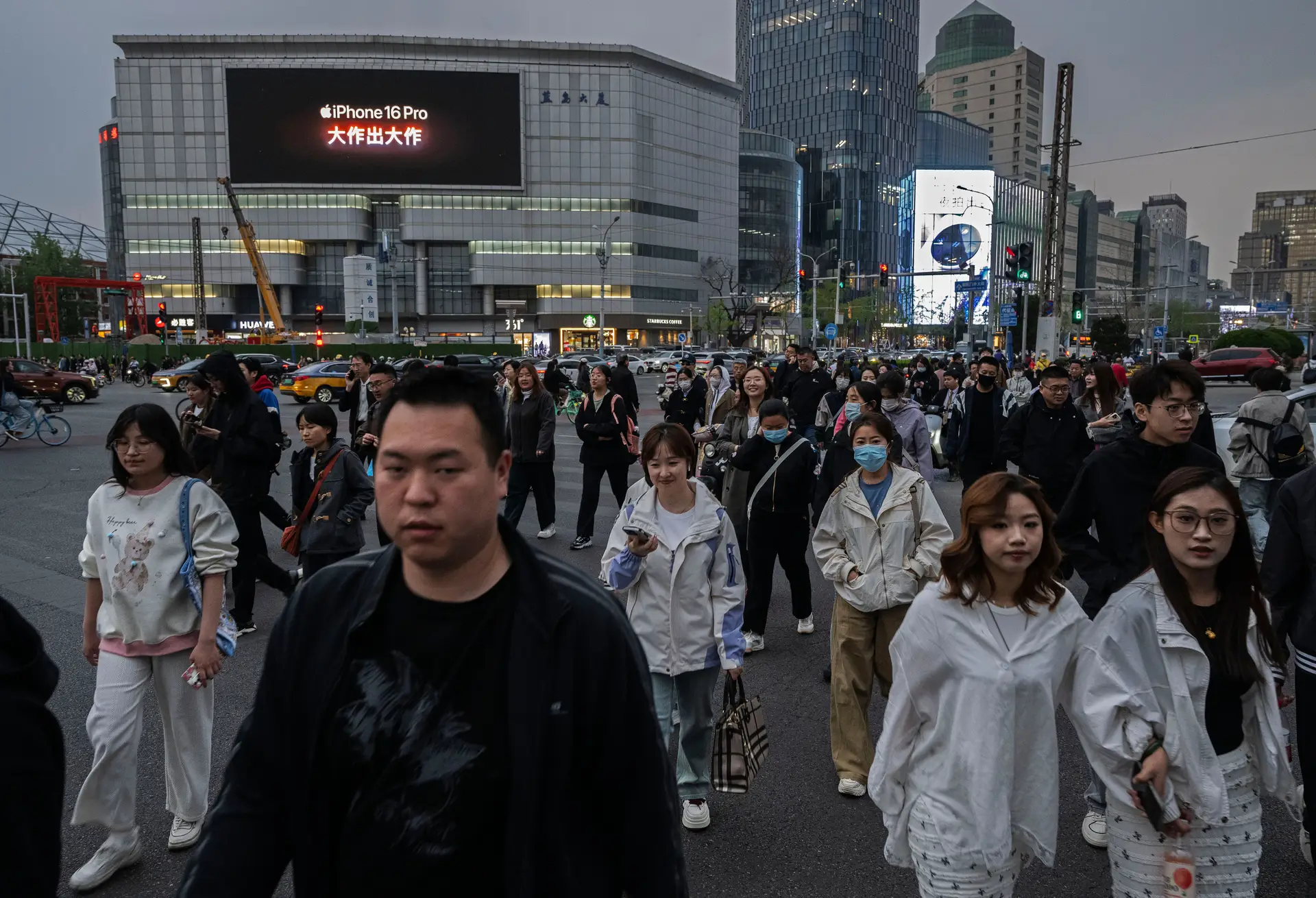 O impacto será imediatamente mais severo para a China, mas penalizará também muito a economia americana