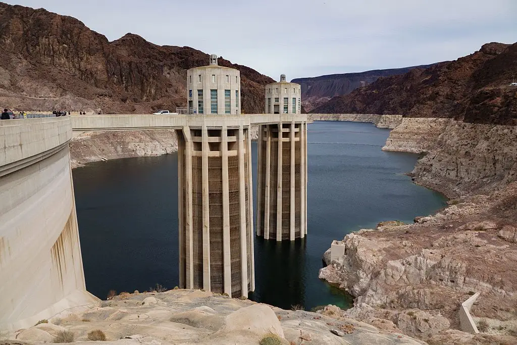 Barragem ao longo do rio Colorado, curso de água partilhado pelos EUA e México, mostra o problema que está afetar os dois países
