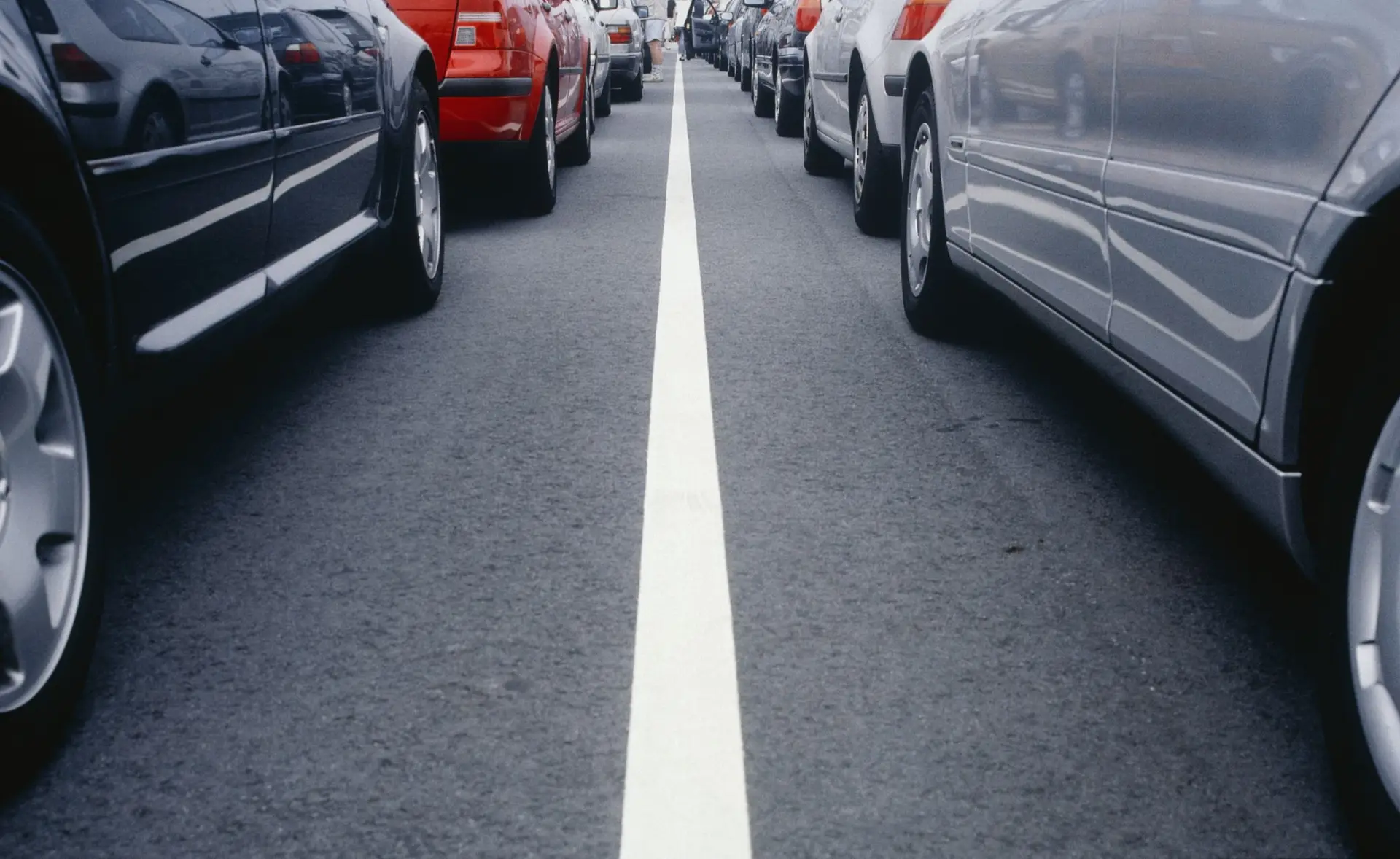 Parlamento Europeu flexibiliza metas para restrições às emissões de CO2 pela indústria automóvel
