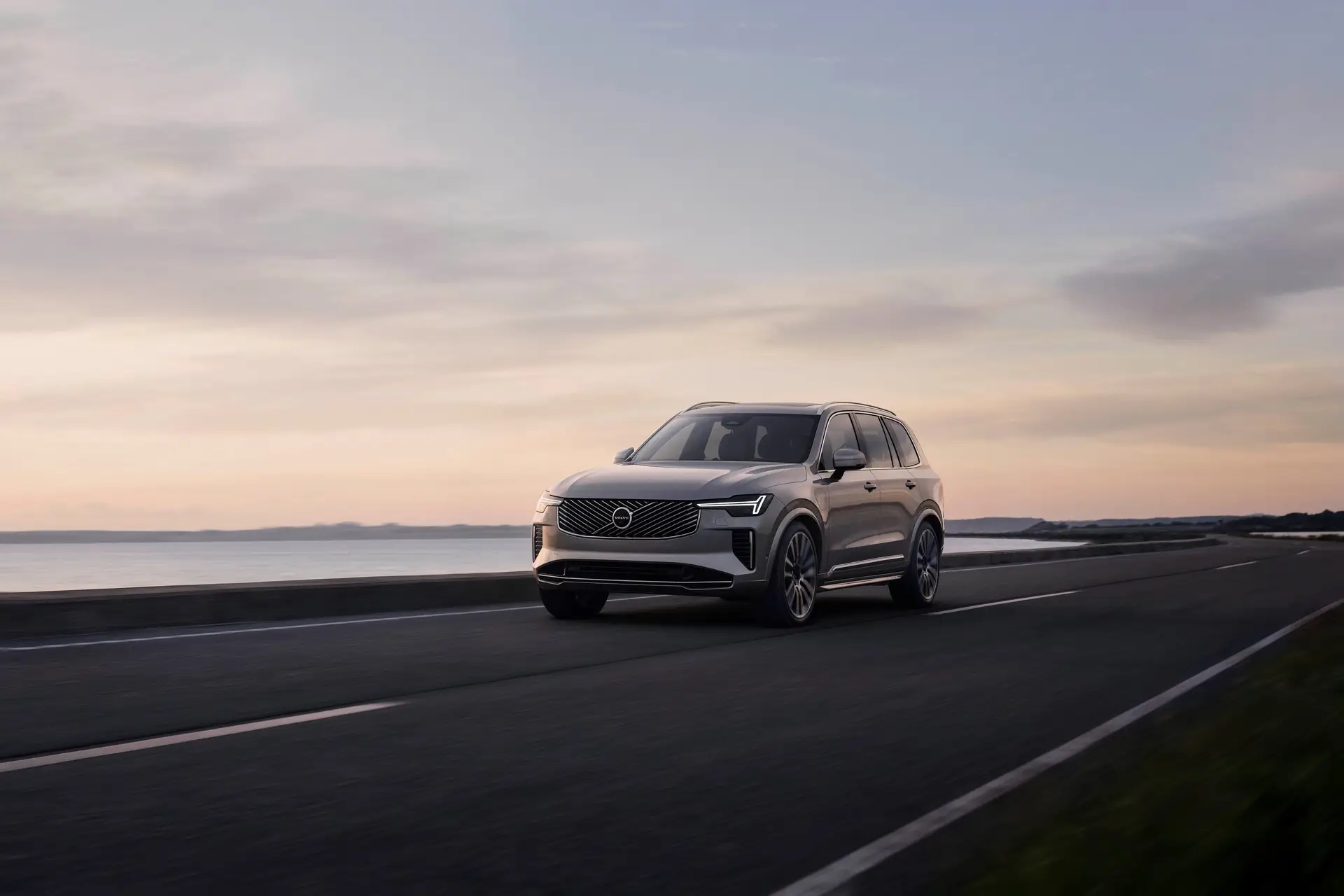 Se gosta de viajar em primeira classe, tem de conhecer o novo Volvo XC90: o grande, …e que adora contar anedotas