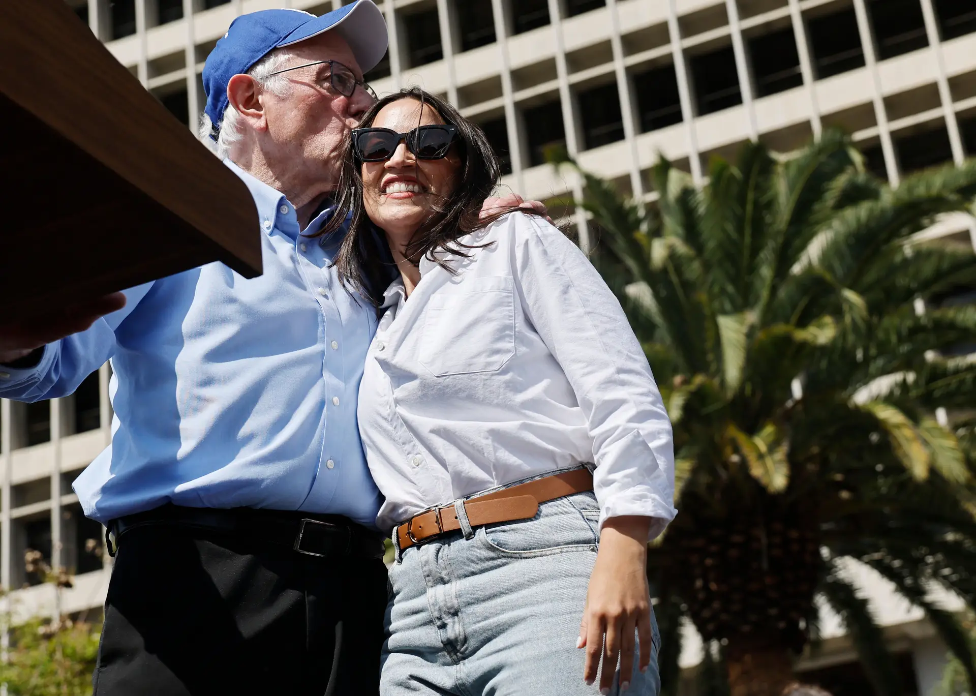 “Os milionários controlam a vida do país, mas não são nossos donos”:  Bernie Sanders e Ocasio-Cortez eletrizam comício com 36 mil pessoas
