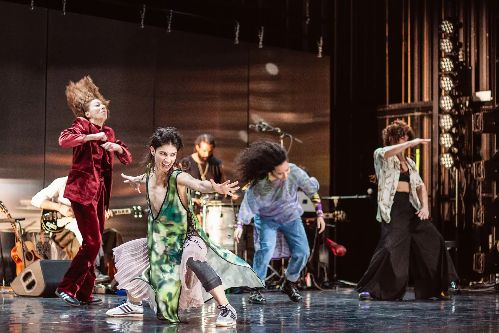 “Cafezinho”, criação de Gaya de Medeiros, coreógrafa brasileira sediada em Portugal, inspirada em “Café Müller”, de Pina Bausch