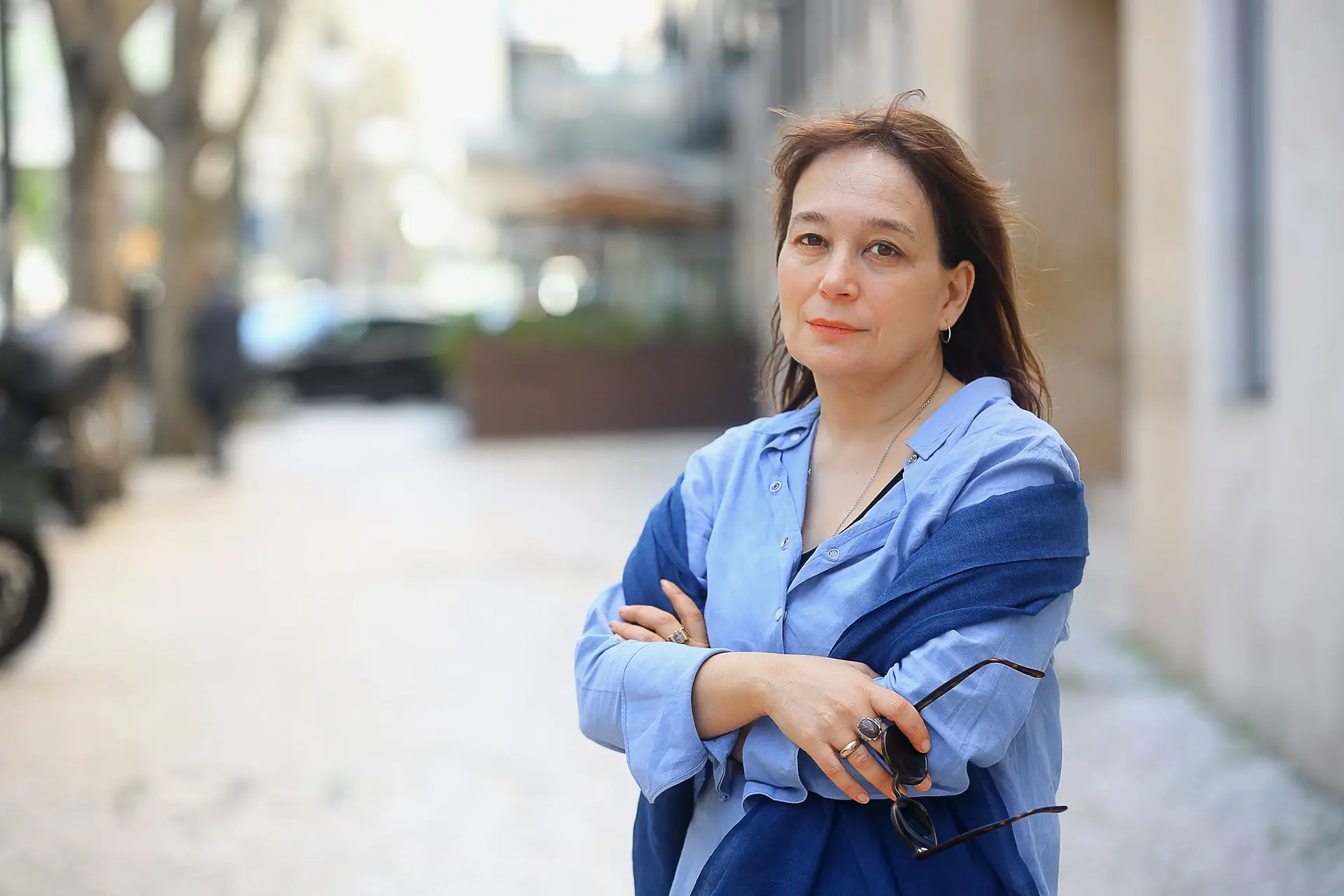 Retratada este mês em Lisboa, Laura Alcoba (n. 1968), professora universitária e escritora franco-argentina, vive em Paris desde os 10 anos