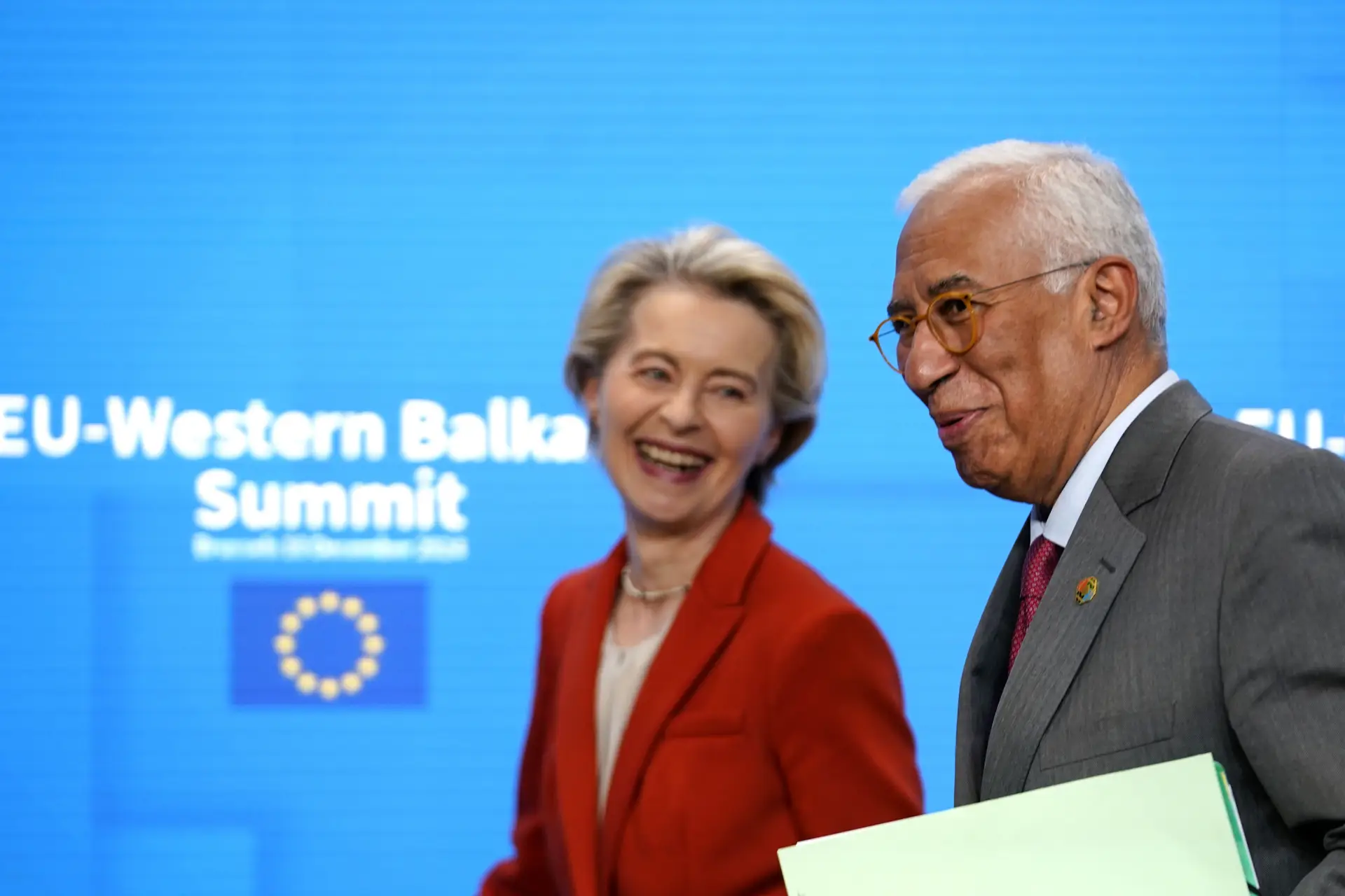Ursula von der Leyen, presidente da Comissão Europeia, e António Costa, presidente do Conselho Europeu, na Cimeira UE-Balcãs Ocidentais, a 18 de dezembro de 2024, em Bruxelas