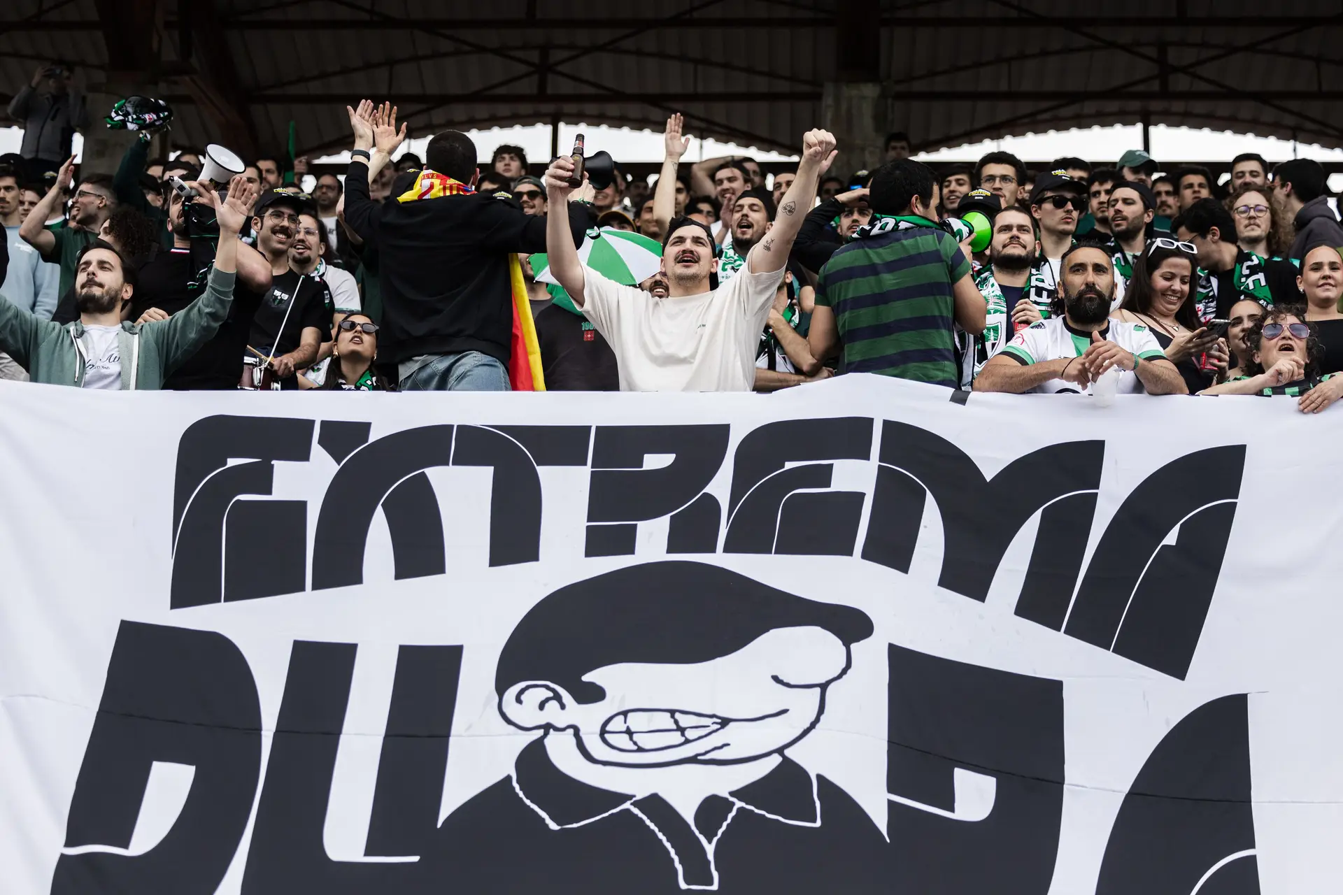 A “Extrema Dura” juntou 600 portugueses na “ausência de lógica”: a viagem do “Falsos Lentos” que encheu um jogo da 5.ª divisão espanhola