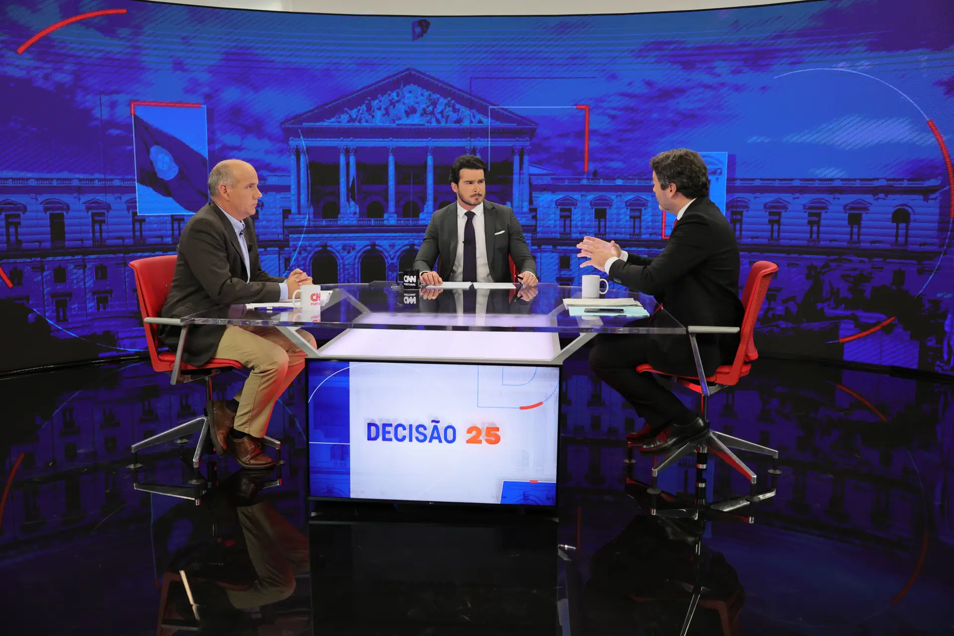 Distantes em tudo, Ventura e Raimundo resumiram debate a ataque sobre “amigos”, geringonça e opções económicas