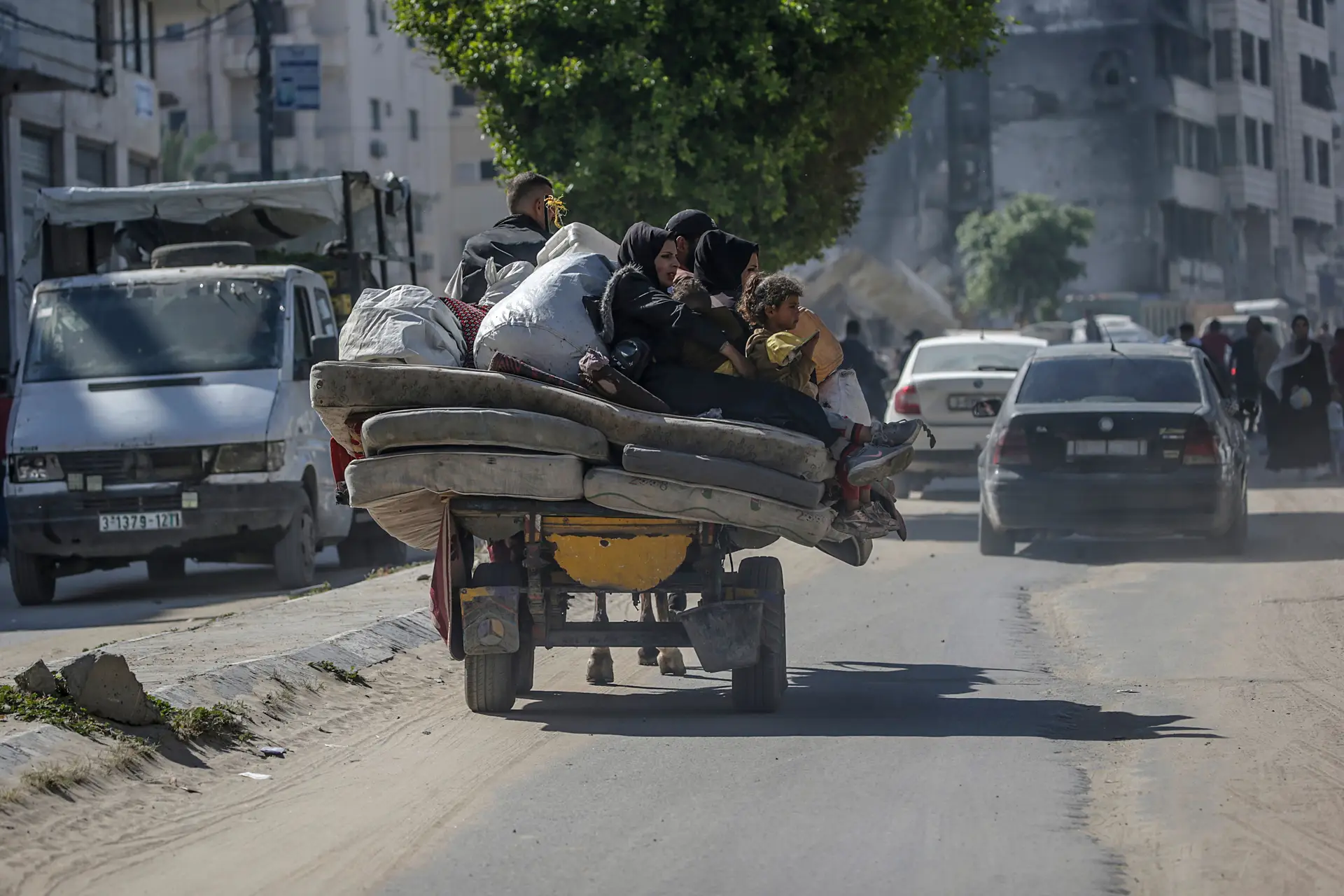 Deslocados palestinianos fogem da operação militar israelita em Al Shejaeiya e Al Tuffah, no leste da cidade de Gaza
