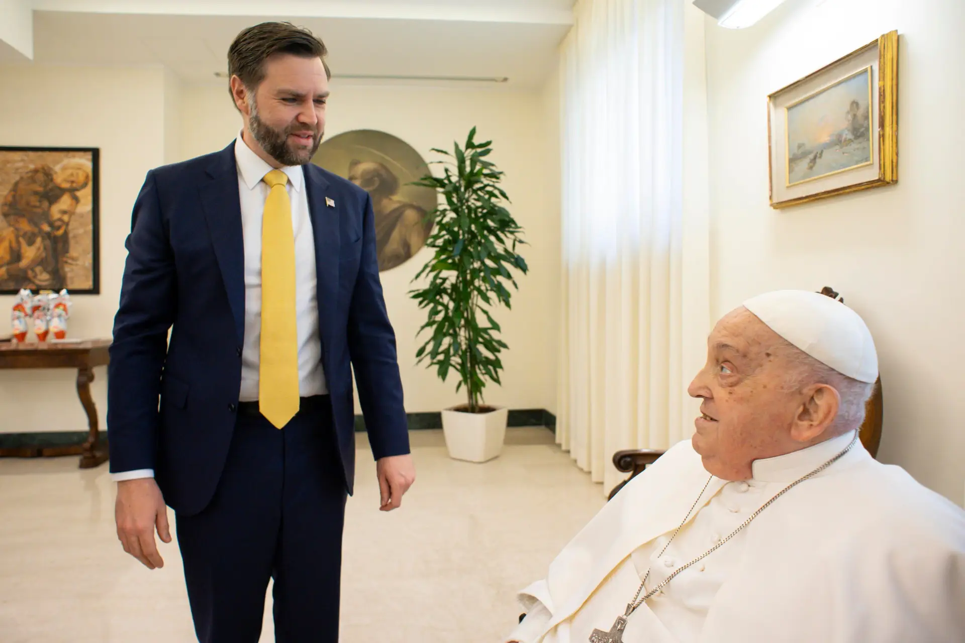 JD Vance encontra-se brevemente com o Papa após desentendimento sobre migrantes