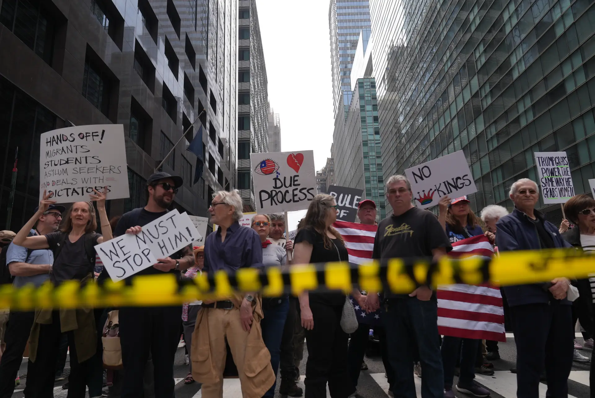 Milhares de pessoas saíram à rua em Nova Iorque em protesto 'anti-Trump'