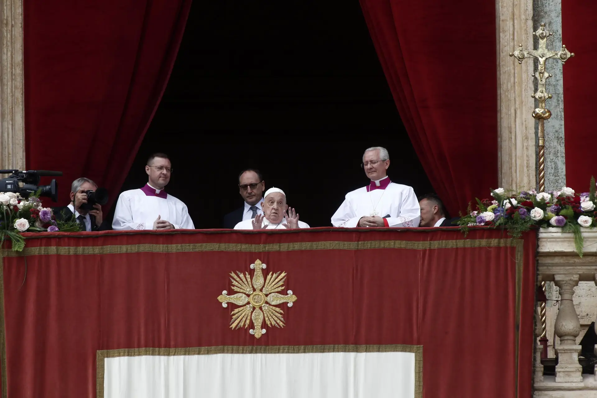 Páscoa no Vaticano: Papa aparece aos fiéis na varanda da Basílica de São Pedro