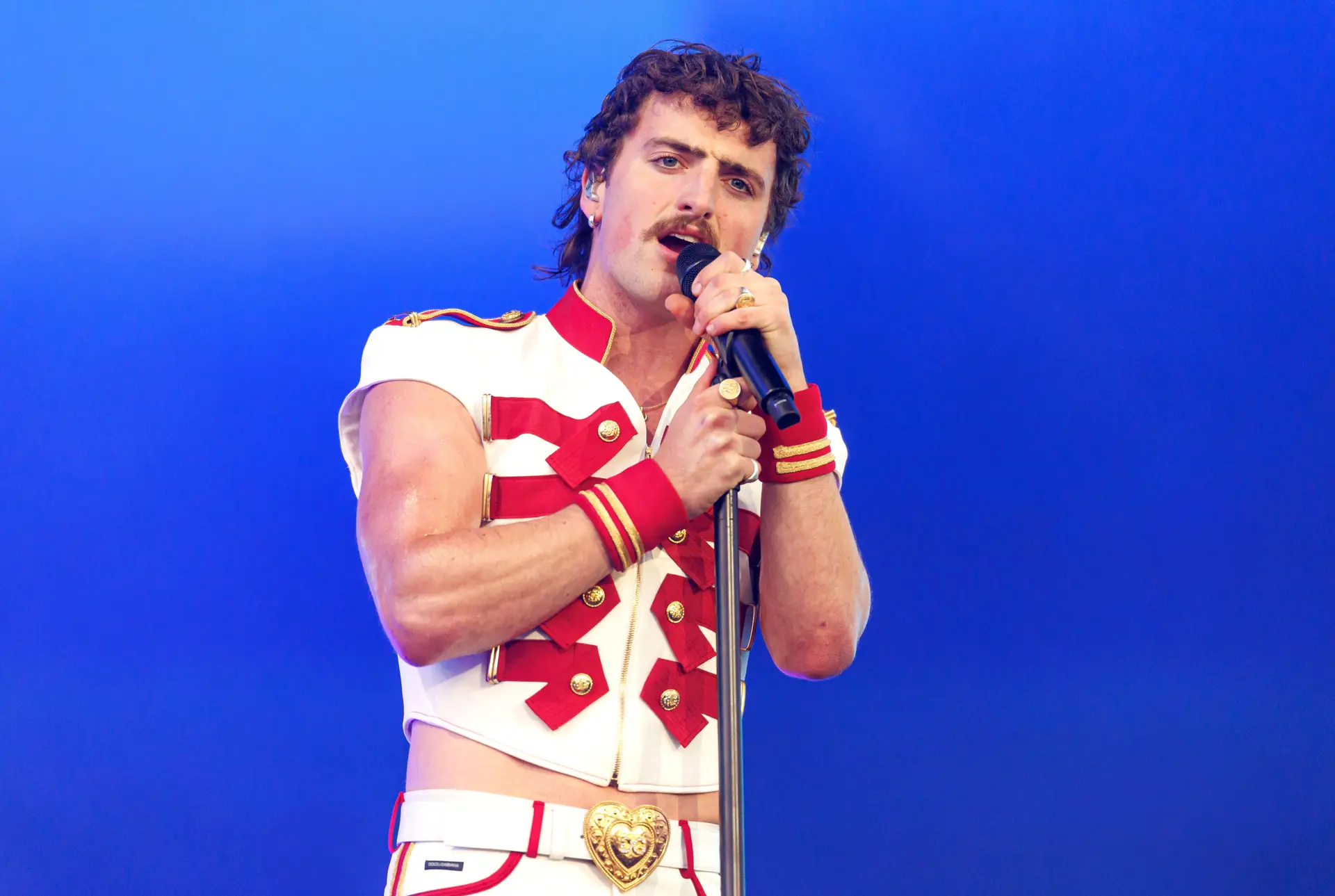 Benson Boone voltou a Coachella com uma partida para os fãs: um Brian May... de cartão