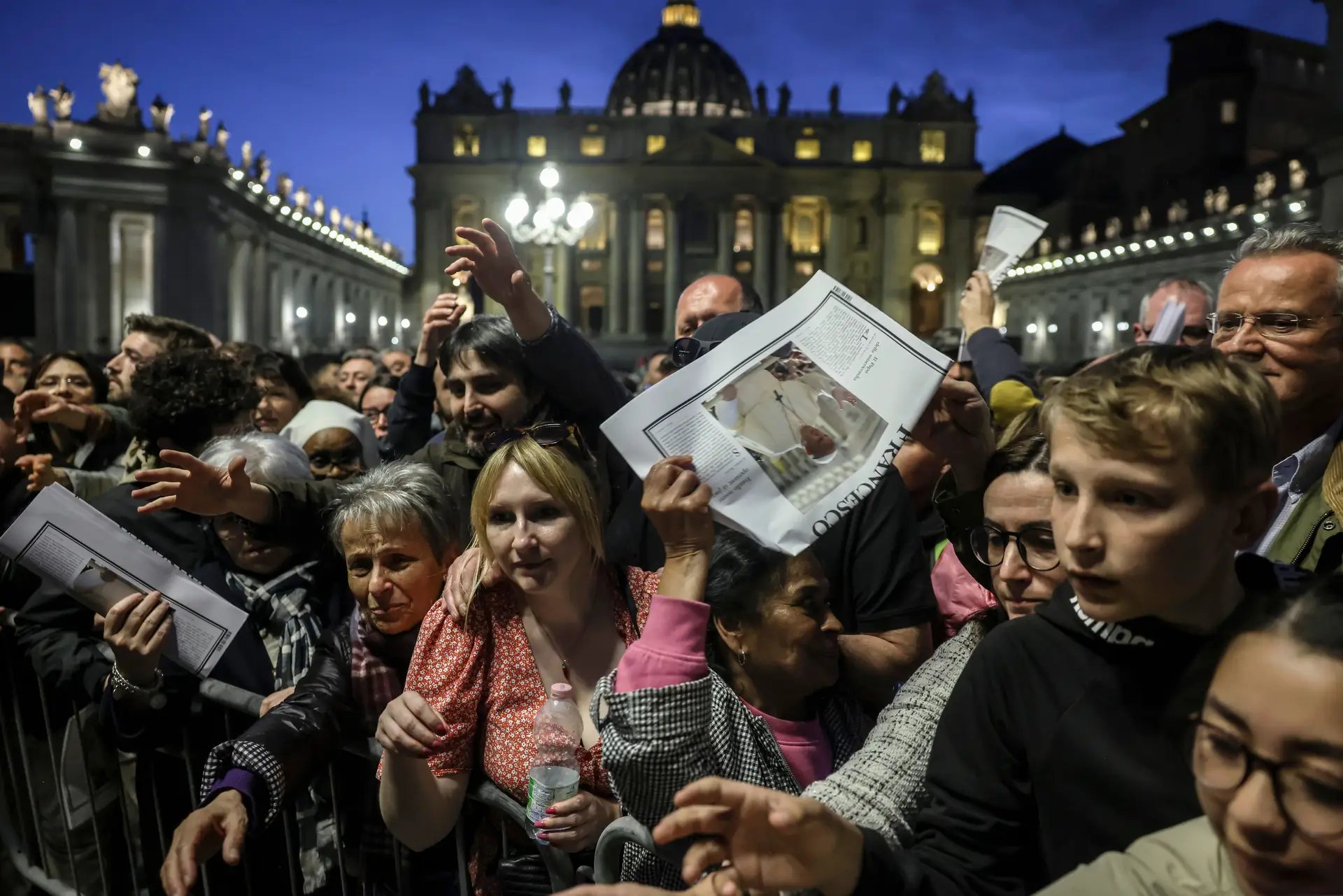 Na Praça de São Pedro chora-se “o Papa da gente normal, um de nós”