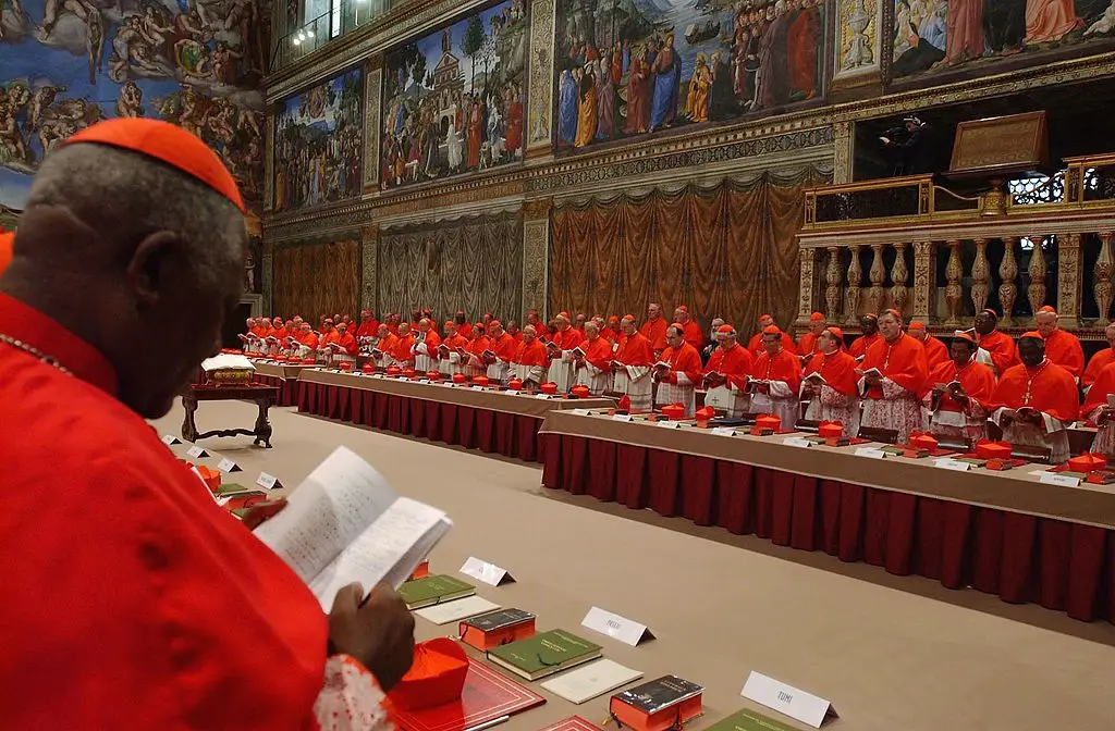 Cardeais participam no conclave que elegeu o Papa Bento XVI, na Capela Sistina, a 18 de abril de 2005