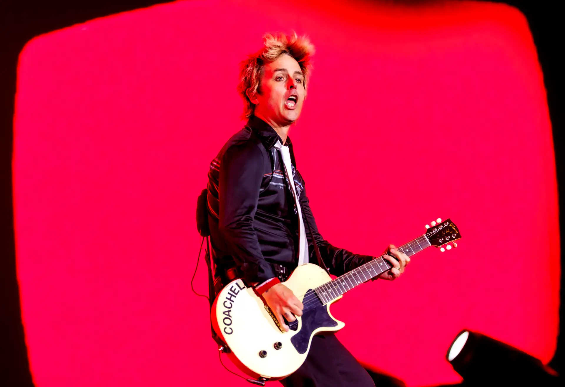 Antes do Coachella, Green Day mascararam-se de banda de ‘covers’ e tocaram Nirvana, Strokes e David Bowie num bar: veja os vídeos