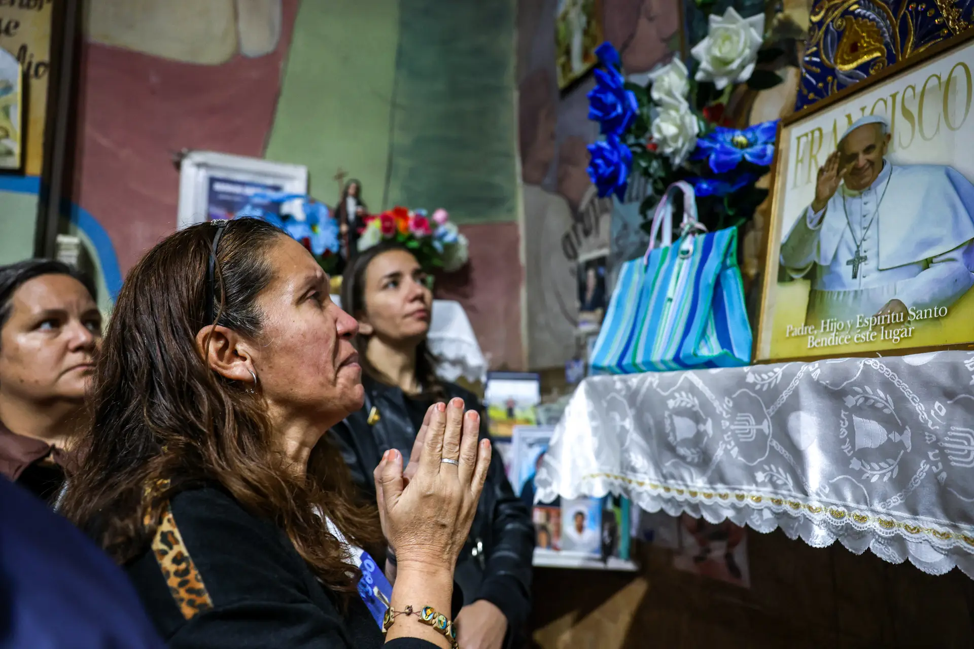 Fiéis rezam pelo Papa na paróquia de Nossa Senhora dos Milares, em Caacupé (Buenos Aires, Argentina), depois de se saber que Francisco morreu