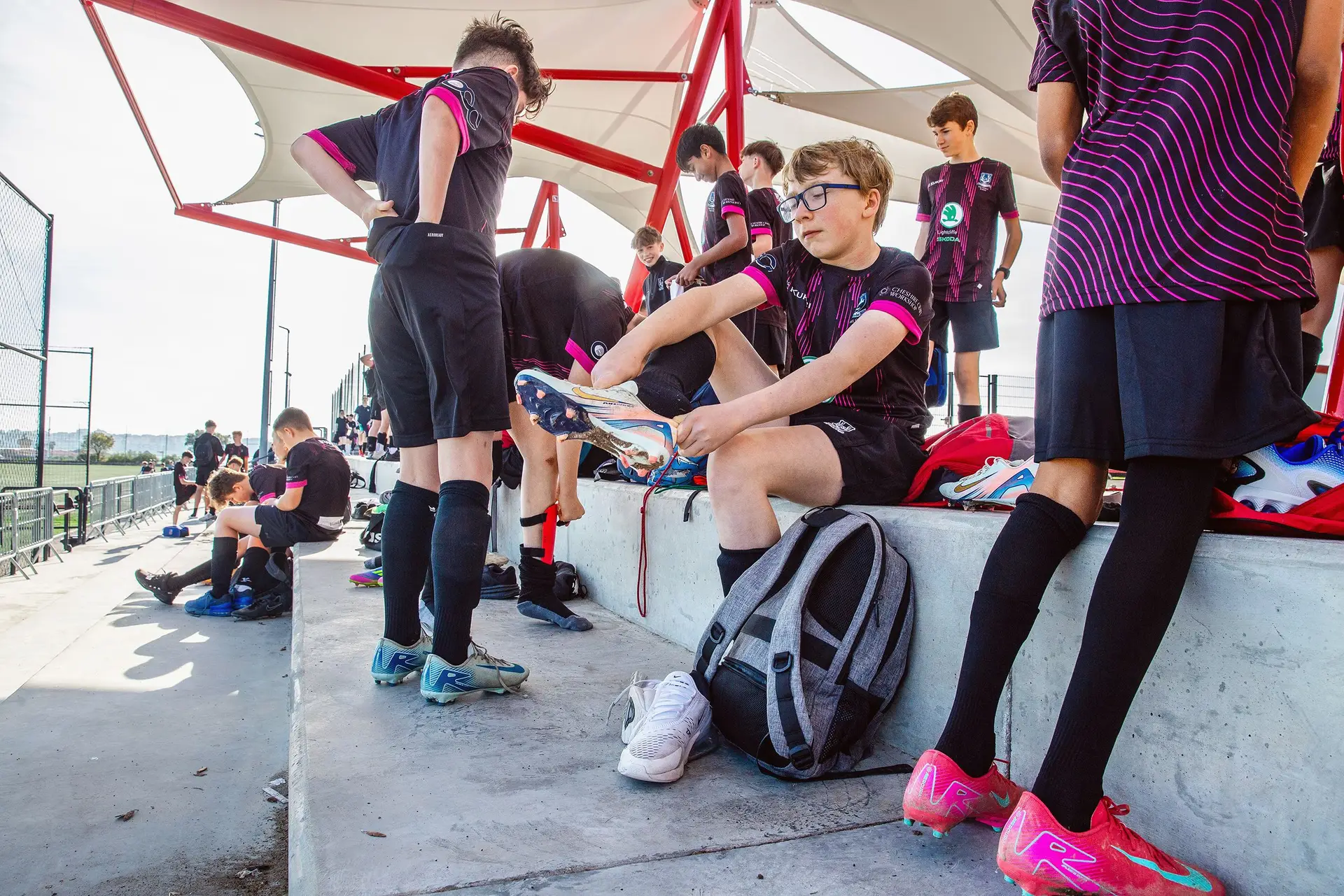 FÉRIAS EM TREINO Alunos do colégio inglês The Grange, em período de férias escolares, passam uma semana em Portugal a treinar diariamente futebol e râguebi em campos diferentes, como a academia do Benfica, no Seixal