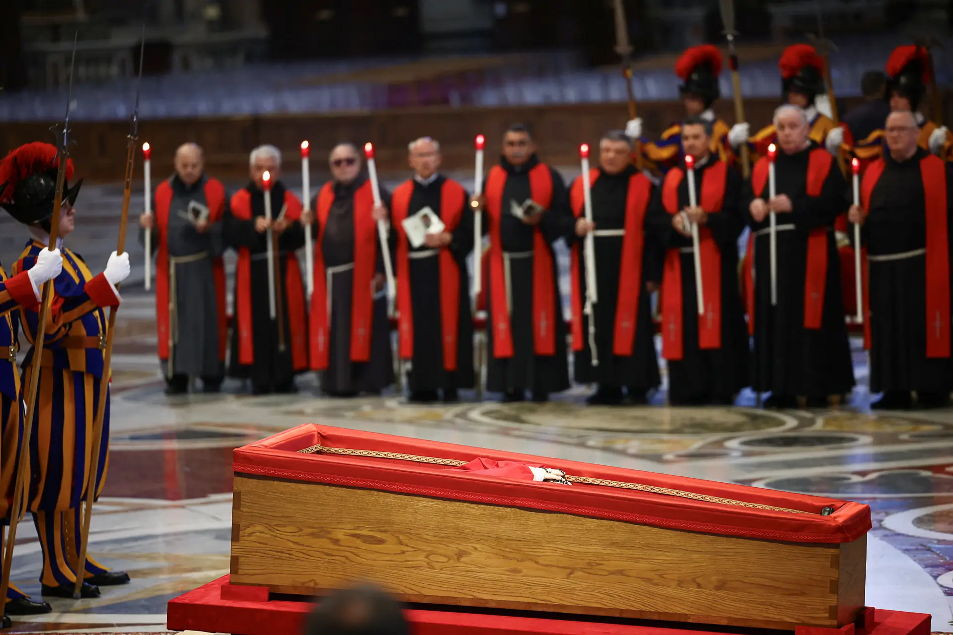 Fiéis velam corpo de Papa Francisco na Basílica de S. Pedro