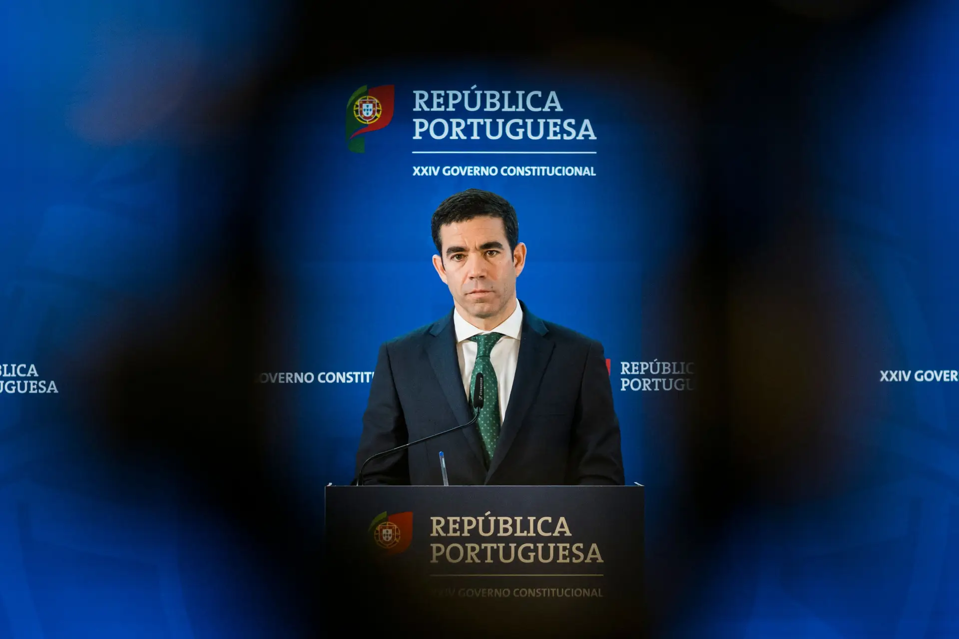 Romaria ao Vaticano deixa Leitão Amaro no lugar de primeiro-ministro