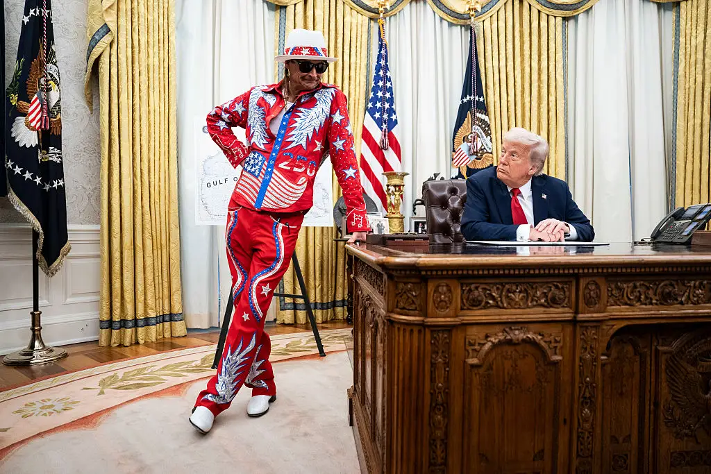 Donald Trump e o músico Kid Rock, seu grande apoiante, na Sala Oval, a 31 de março