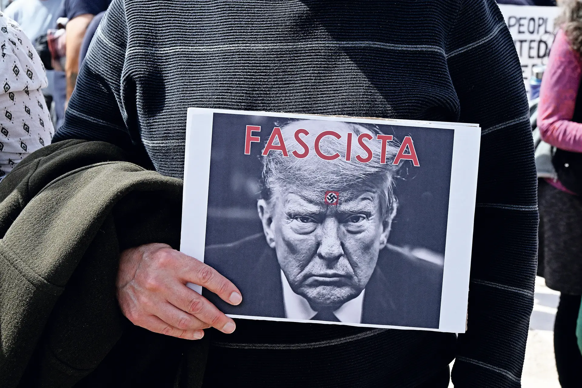 O filósofo americano, da universidade de Yale, foi um dos académicos que já anunciou a saída do país por causa da política de Donald Trump. Garante que já há aspetos fascistas nos EUA e diz não ter a certeza de que não chegará o dia em que personalidades da oposição não venham também a ser presas