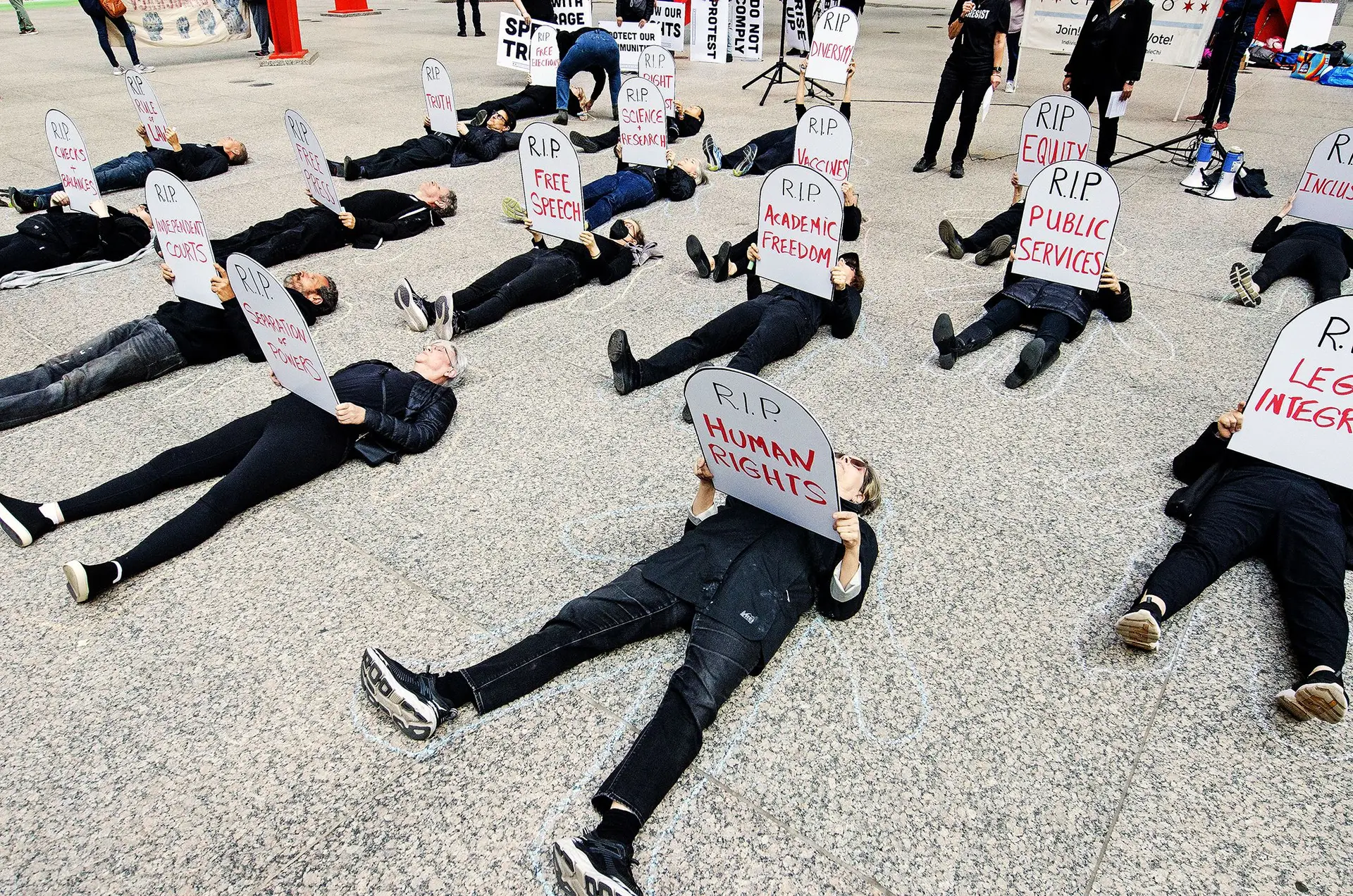 Protesto em Chicago contra os atentados de Donald Trump à democracia, a 23 de abril
