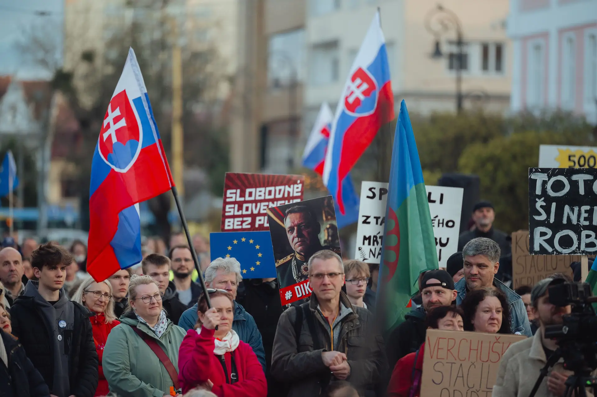 Eslovacos manifestam-se contra o primeiro-ministro, Robert Fico, pelas suas posições pró-Rússia e anti-UE
