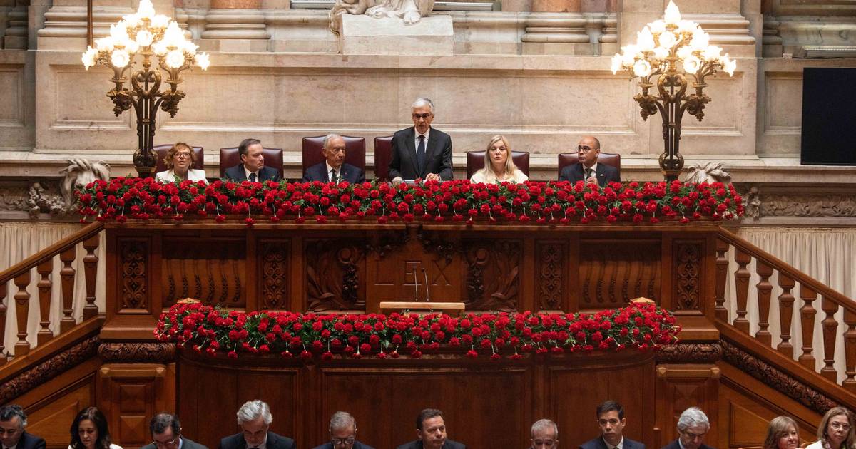 Governo corrige resolução que dizia que eleições de 1976 tinham sido as primeiras eleições livres: não foram