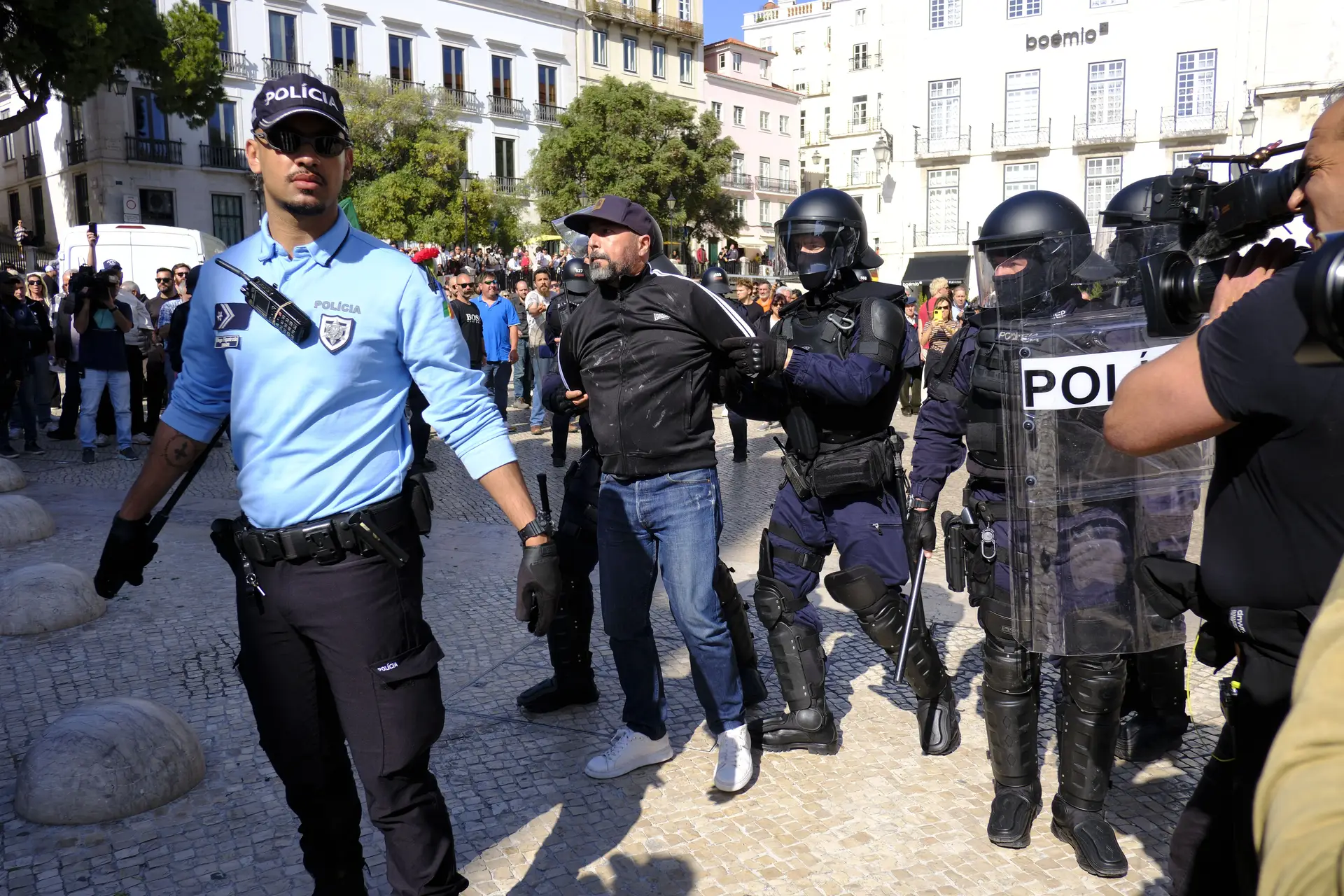 Manifestação do 25 de Abril de 2025. Na imagem Mário Machado é detido