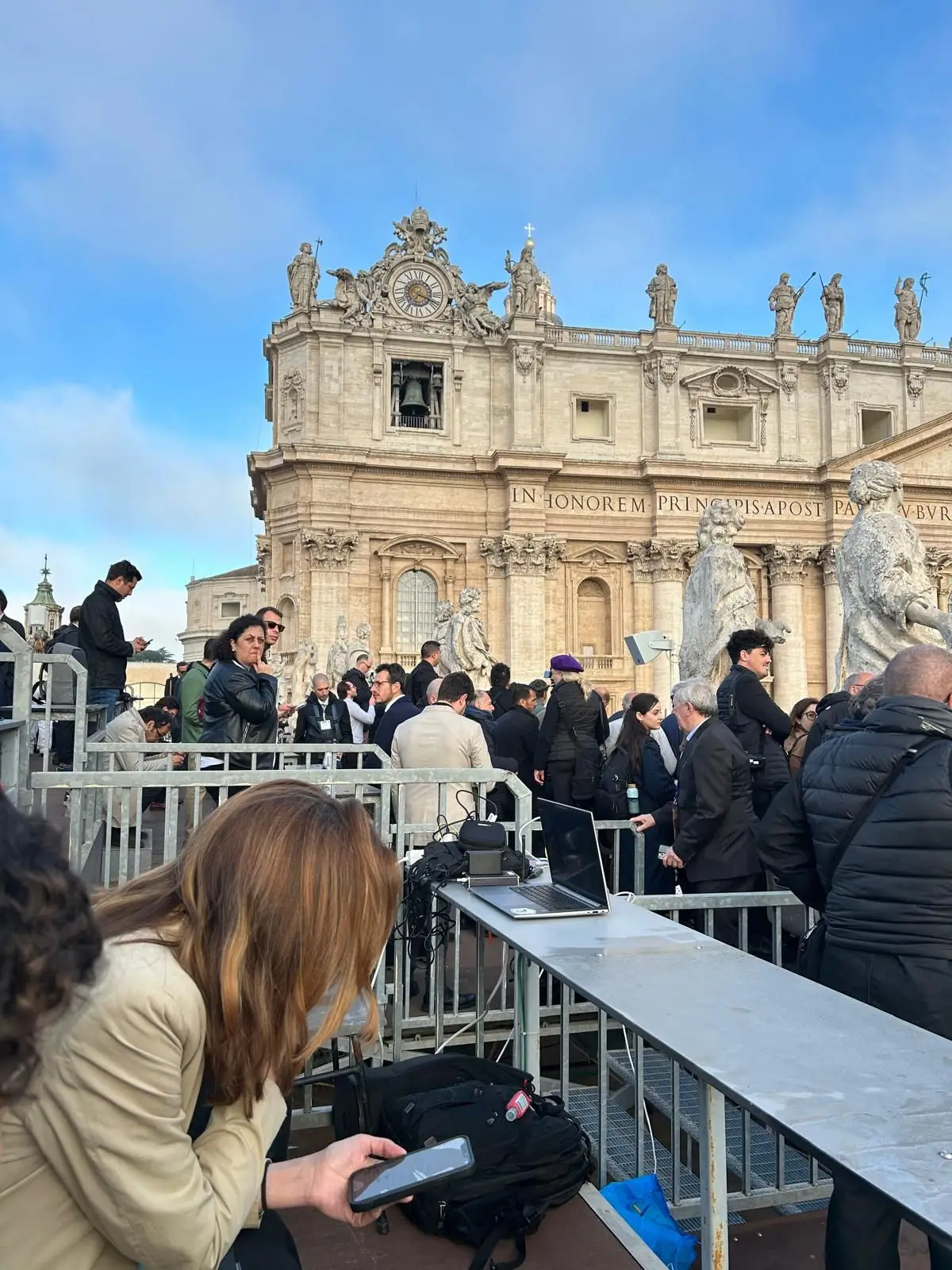 Crónica de uma madrugada até São Pedro: o reino de paz e amor no Vaticano, só que não.