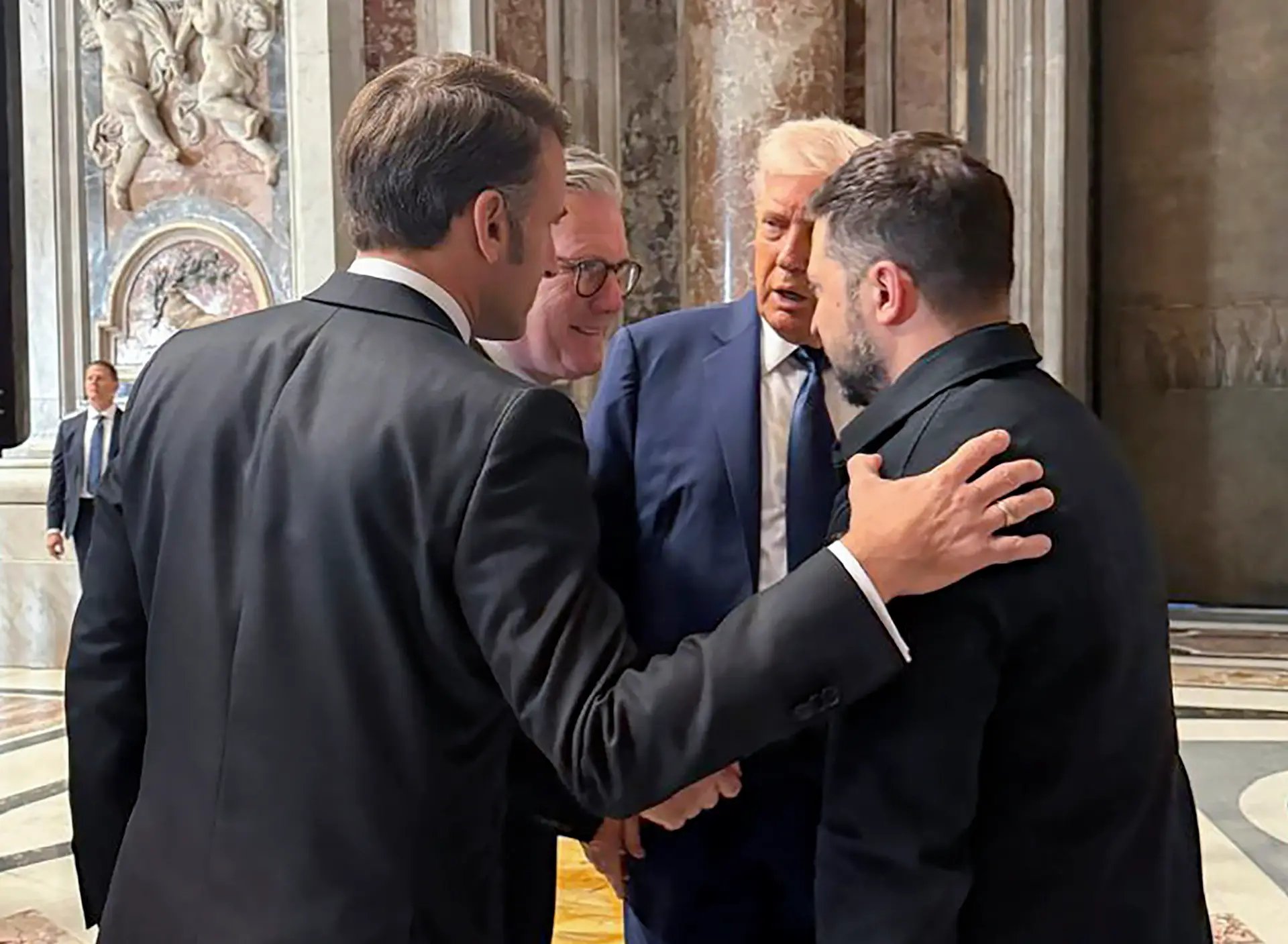 Zelensky com Trump, Macron e Starmer no Vaticano