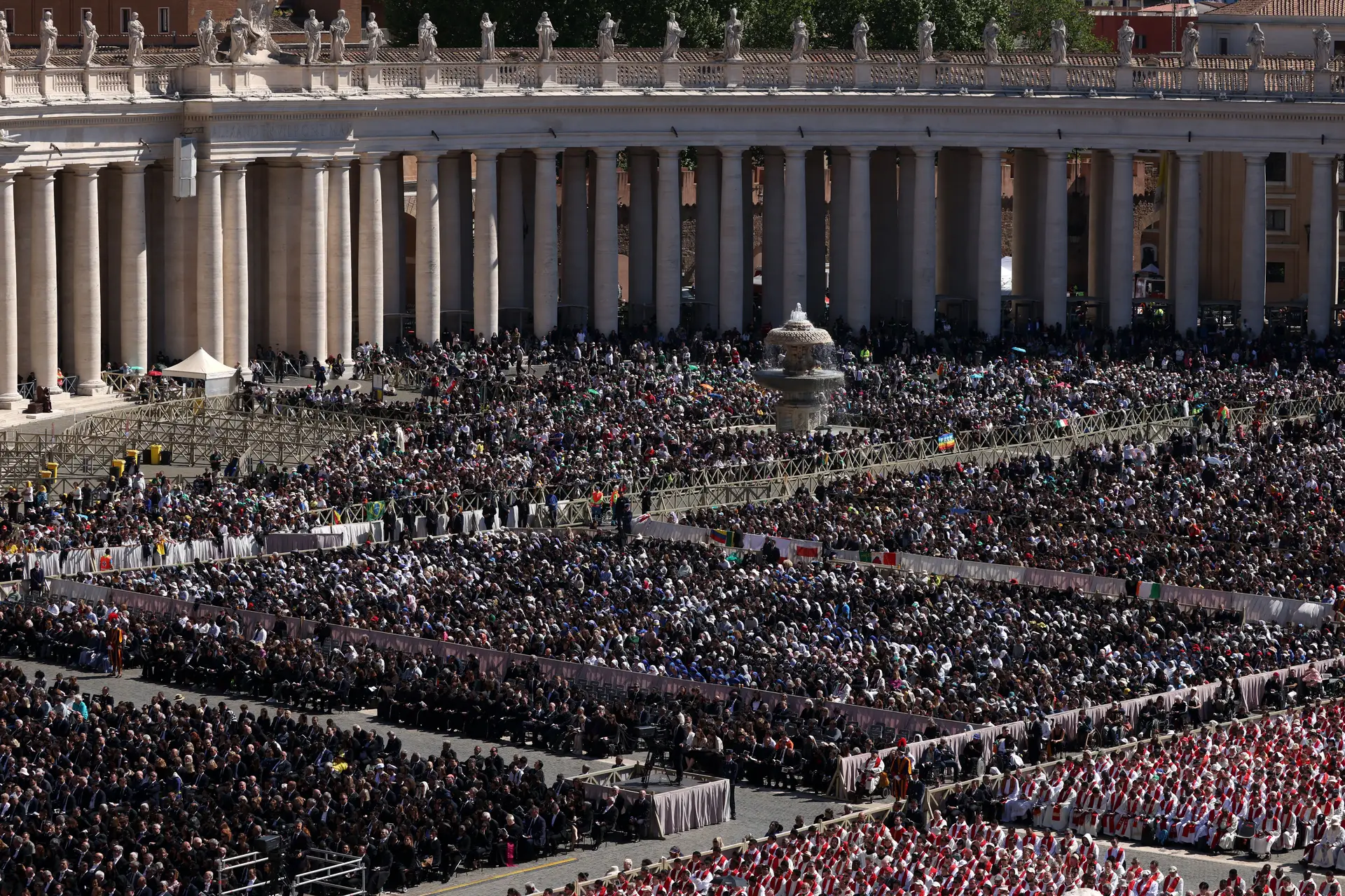 "Valeu muito a pena": 400 mil pessoas despediram-se de Francisco, Roma prepara-se agora para um novo Papa