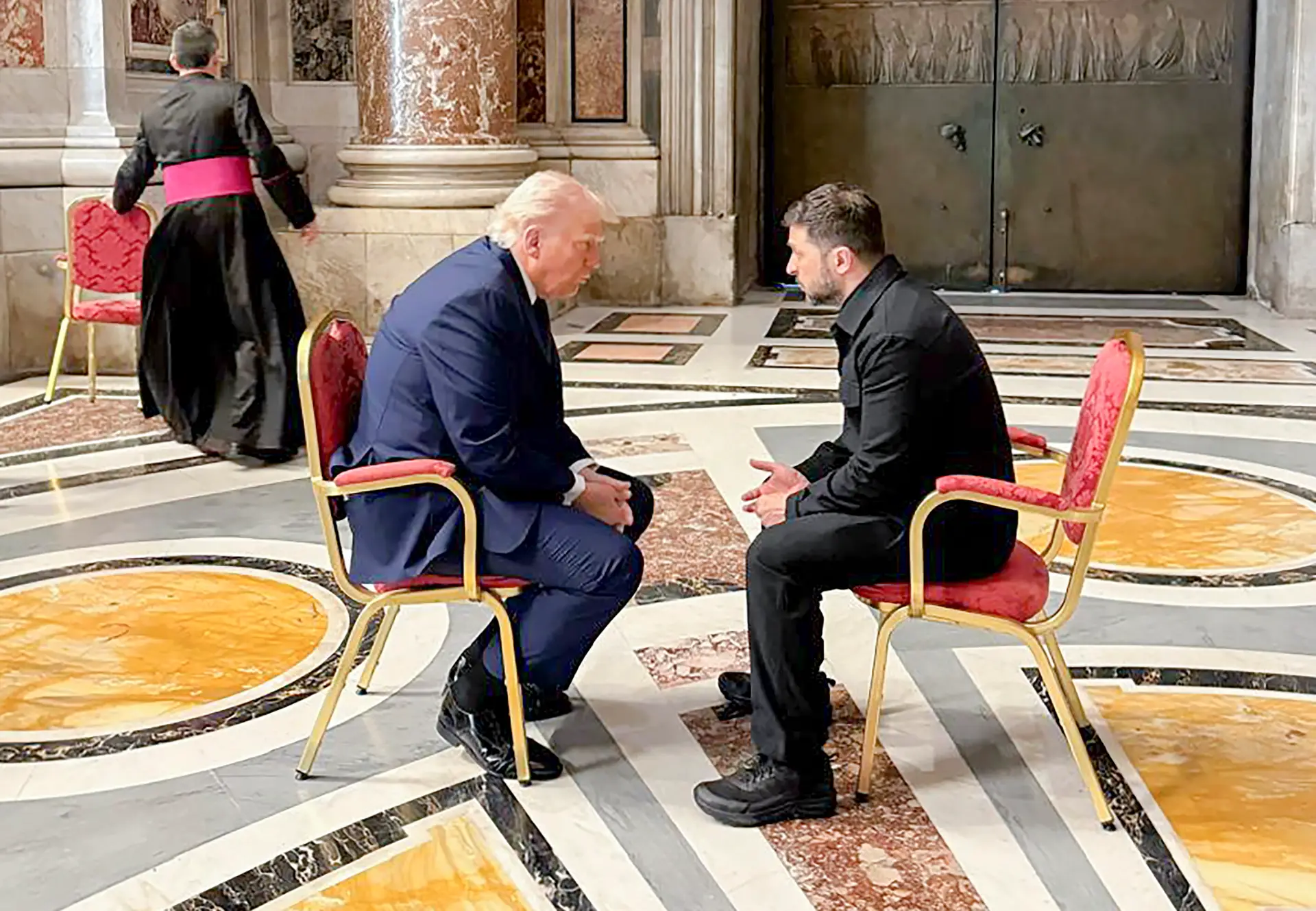 Ucrânia: Zelensky está pronto para desistir da Crimeia em "semana crucial", diz Trump