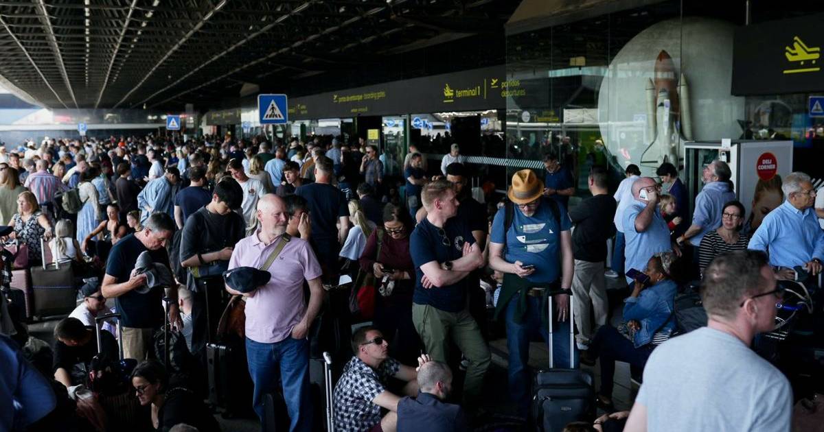 “Viajei toda a vida, até no 11 de Setembro, nunca vi nada assim”: depois do apagão, ainda há passageiros em desespero no aeroporto de Lisboa