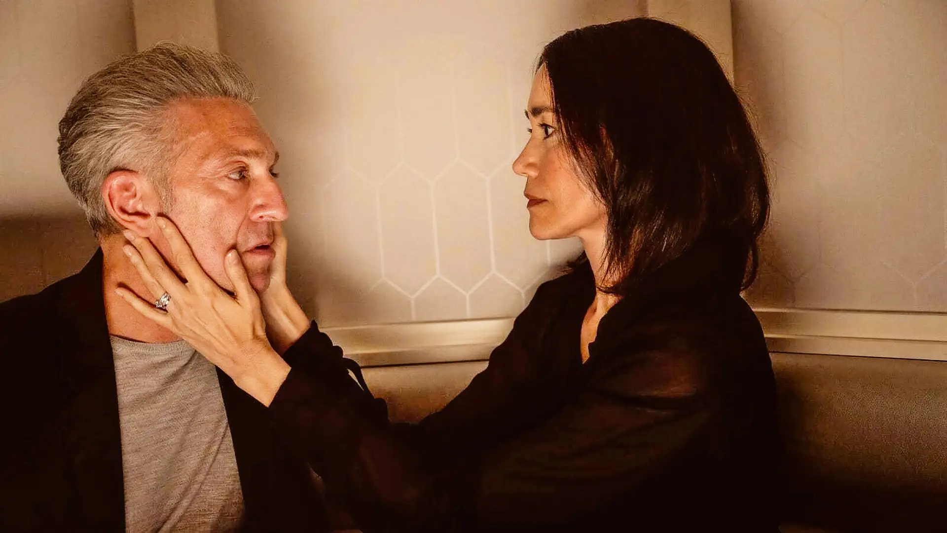 Vincent Cassel é Karsh, homem que desenvolve um bizarro dispositivo para acompanhar a mulher depois da morte. À sua direita, Sandrine Holt, no papel de Soo-Min