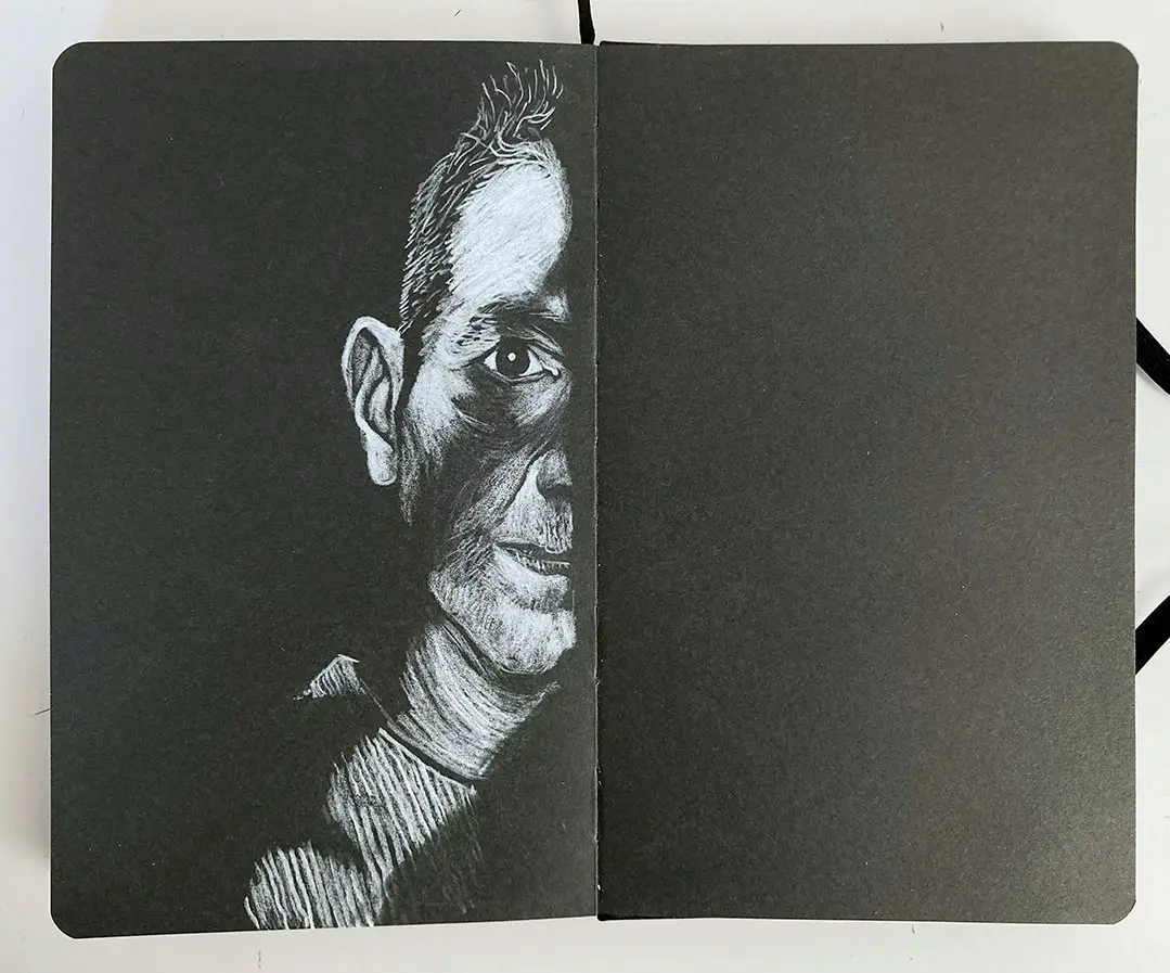 O autor de banda desenhada, cartoonista e performer visual António Jorge Gonçaves, em autorretrato