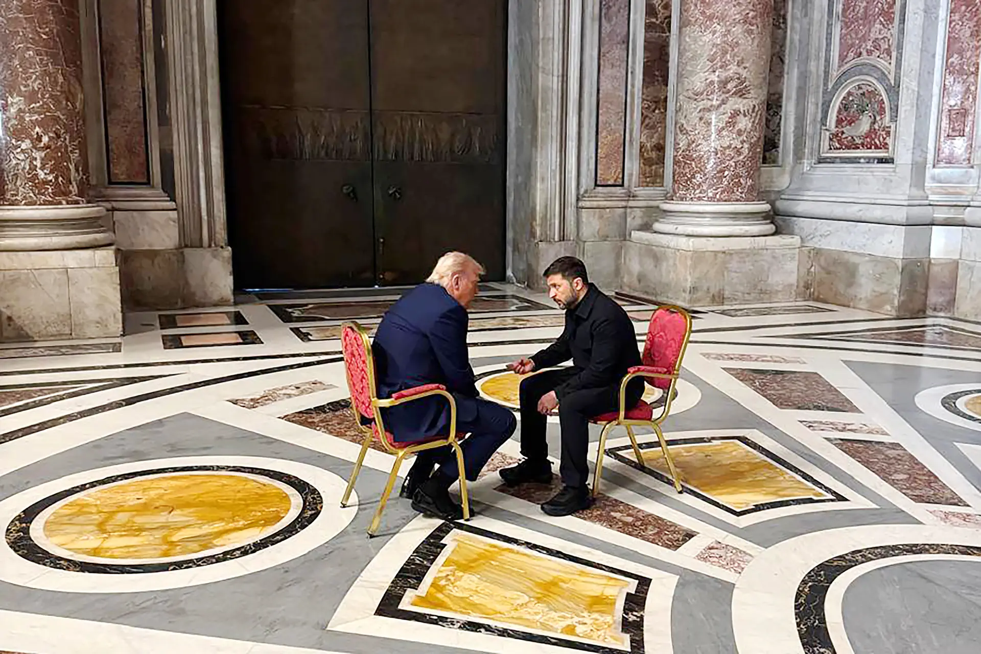 O encontro entre Donald Trump e Volodymyr Zelensky, no Vaticano, durou cerca de 15 minutos