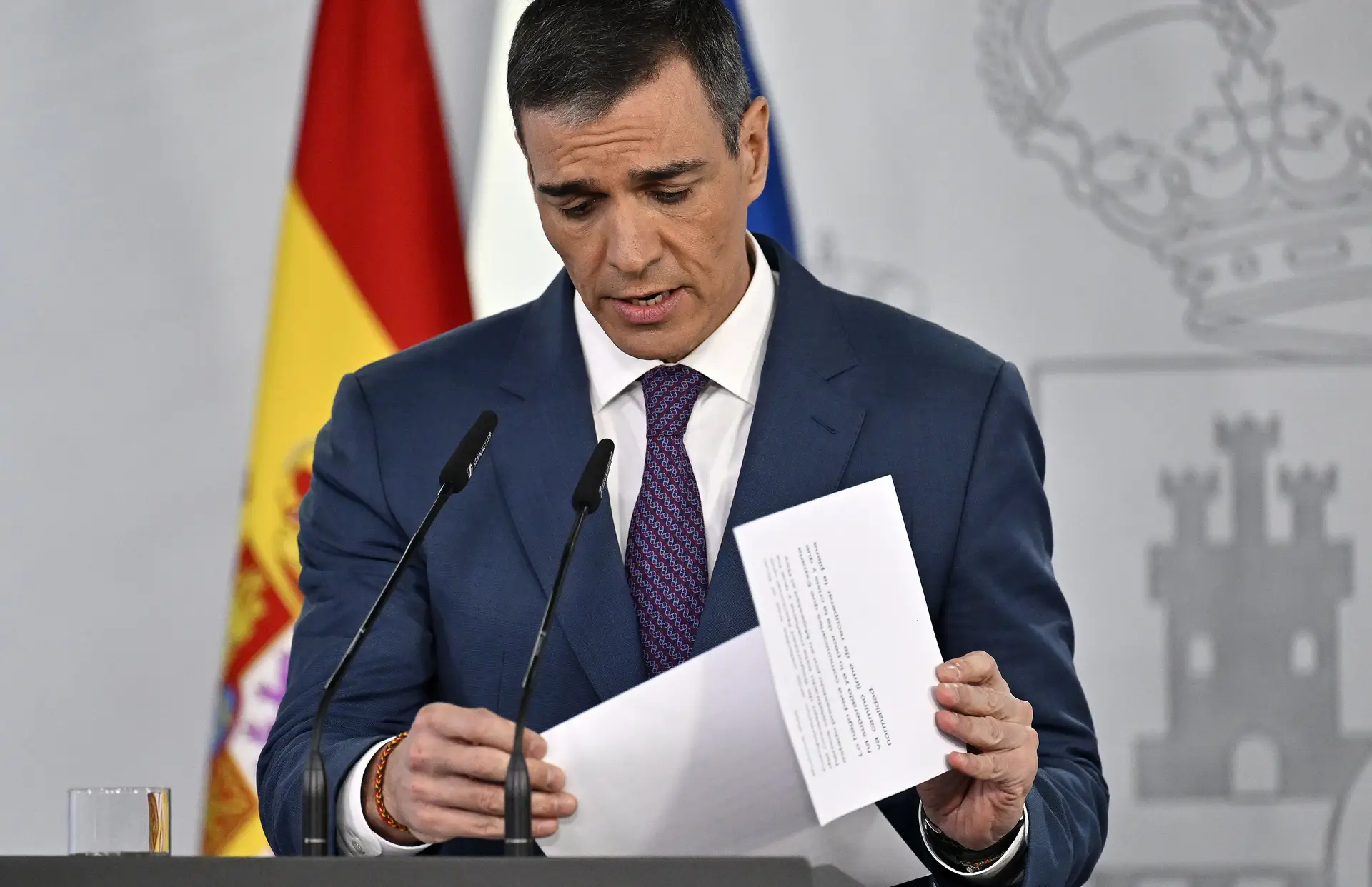 O primeiro-ministro espanhol durante a sua intervenção na sede do Governo, em Madrid 