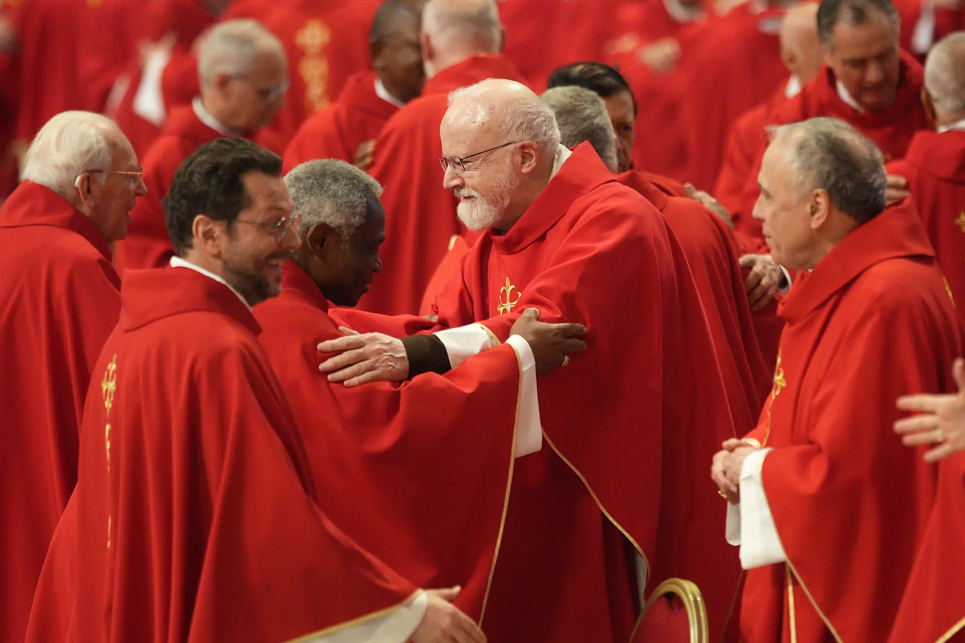 Cardeais de todas as latitudes aproveitam os dias até ao conclave, no Vaticano, para se conhecerem melhor e definirem as questões prementes da igreja e o perfil de quem deve mandar na instituição